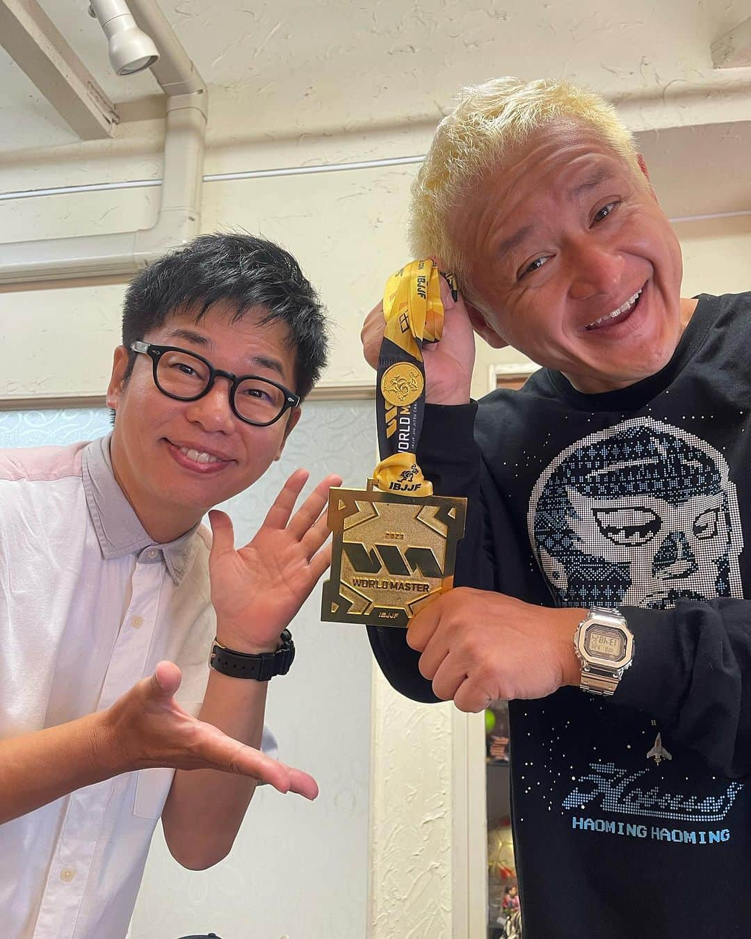 杉本知香さんのインスタグラム写真 - (杉本知香Instagram)「福ちゃんの金メダル🥇‼️ ほんとに凄い‼️  #中目黒美容室 #ガリットチュウ福島#ガリットチュウ #福島善成#ブラジリアン柔術 #ワールドマスター#世界一#金メダル #富士彦#沼津ラクーンよしもと劇場  #ネゴシックス」9月25日 17時35分 - sugimotoc