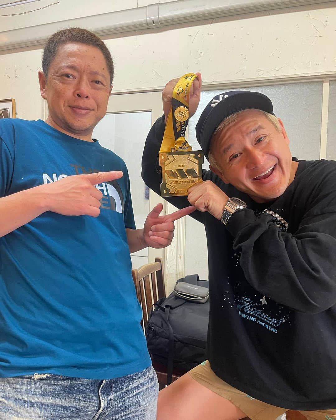 杉本知香さんのインスタグラム写真 - (杉本知香Instagram)「福ちゃんの金メダル🥇‼️ ほんとに凄い‼️  #中目黒美容室 #ガリットチュウ福島#ガリットチュウ #福島善成#ブラジリアン柔術 #ワールドマスター#世界一#金メダル #富士彦#沼津ラクーンよしもと劇場  #ネゴシックス」9月25日 17時35分 - sugimotoc