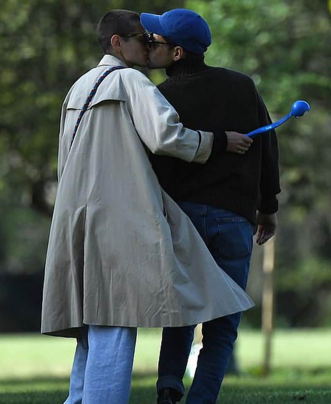 ELLE Czechさんのインスタグラム写真 - (ELLE CzechInstagram)「#Spotted @emmalouisecorrin & Rami Malek na rande v parku!   ___ Foto: @ellehongkong   #ReadOnELLE #ELLECzech #Celebs #Couple #Dating #DatingCelebs #EmmaCorrin #RamiMalek」9月25日 17時35分 - elleczech