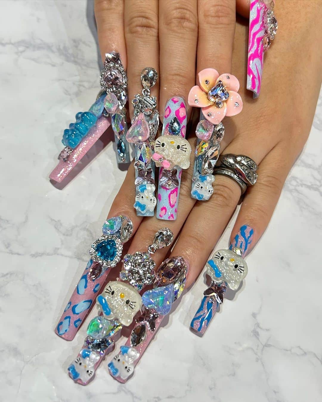 うさたにパイセンさんのインスタグラム写真 - (うさたにパイセンInstagram)「可愛すぎるギャルy2kキティーちゃんネイル💅💓  @ayaka_shinohara_wiz さんに久しぶりにゴッテゴテにしてもらいました✨✨  ずっとやりたかった根元から爪先まで変わらない太さのスクエアネイル🥹  外国ネイルっぽさが超可愛くて最高です🥰  キティーちゃんのパーツは自分で仕入れて持ってって、あやかさんが作ったハイビスカスパーツとwiz さんらしいゴテゴテキラキラのゴージャスなパーツ達でチープにならないように仕上げてもらいました🥹🥹💕💕💕  ギャンかわすぎて大騒ぎしました笑  やっぱゴテゴテネイルは @wiznail_0502 だよね✨✨  あやかさんのセンスが良すぎるので派手ネイル希望者は新宿行くべし🤣🌈  あやかさんありがとう💓  #nails #kitty #sanrio #y2k #スカルプ #naildesign」9月25日 17時36分 - usatanipaisen1215