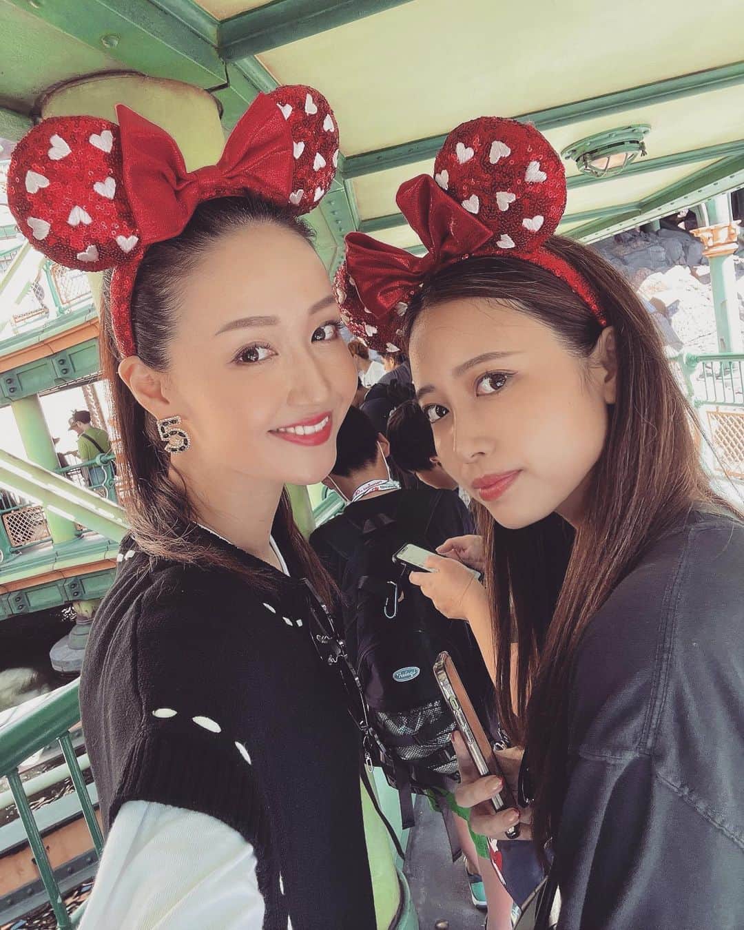 杉田恵李奈のインスタグラム：「先日のTDS🏰🐭 自分軸で自分で楽しめるって凄く幸せな事だなぁと思う。 いつもどんな時でも、 私の脳内やココロは刺激で溢れ返っていたなぁと❤️‍🔥 振り返ればその過去の衝撃達の寄せ集めが 私の感性だったりもする。 人が好きで、人に興味がある。 人の本音や本質的な部分に興味があって、 まぁまぁエグるようなことをストレートに発したりする場面もありますが 人から感じるモノを上手にキャッチしたい気持ちに変わりはない🫴 簡単に言葉に出来ないモノに鈍感にはなりたくないけれど、 鈍感であれば楽なのになぁと考えることも多々。 結果、鈍感にはなれず😮‍💨 人が纏っている雰囲気や空気感を、見た目から感じ取る場合が多い私。 なので『人は見た目じゃない。』という言葉でまとめられる程、私は出来た人間ではないのです😌 そして、ポジティブ思考と現実逃避は 『似て非なるモノ』だとも思っていまふ🧠 . . さぁさぁ宮古島へのカウントダウンが始まりました😆🏝️ . . #tds#disneysea#ディズニーシー #人生の先輩からの課題図書を読もう #誰もが経験済み恐怖の夢シリーズの実態 #睡眠中の夢内容は安易に語っちゃ駄目 #結果降伏するなら最初から闘わなきゃ良いって話」