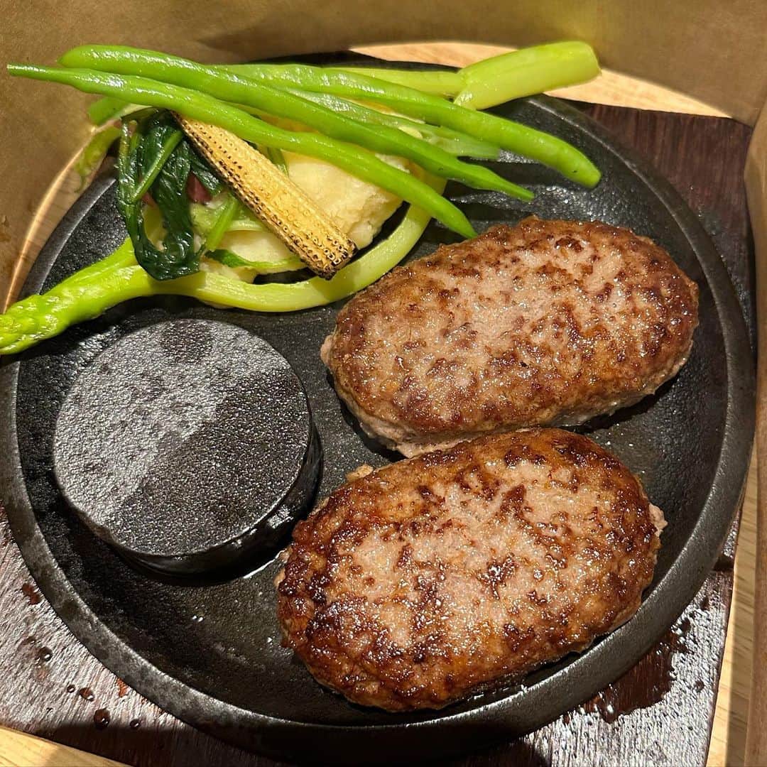 井上公造のインスタグラム：「隠れ家のようなお店。お肉料理なら、ここ！特に、このハンバーグは絶品です。大阪でも、ハンバーグ専門店をやっています。  #東京グルメ   #代々木上原グルメ   #フレンチデリ   #ランチもあるよ   #絶品ハンバーグ   #個室あり」
