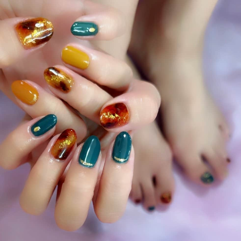 三浦優奈のインスタグラム：「🧡べっ甲ネイル🧡 セルフネイルでやってます💅  #三浦優奈nails  今回はペディキュアと合わせてみました！  #ネイル #ネイルデザイン #ジェルネイル  #セルフジェルネイル #セルフジェルネイル初心者 #セルフジェル #nails #nailart #naildesign #naildesigns #リキッドネイル #liquid #liquidnails #ニュアンスネイル #秋ネイル #秋ネイルデザイン #秋ネイル2023 #autumnnails #marblenails #marblenailart #marblenailsdesign #鼈甲 #鼈甲ネイル #べっ甲 #べっ甲ネイル #べっこうネイル #べっこう #tortoiseshell #tortoiseshellnails」