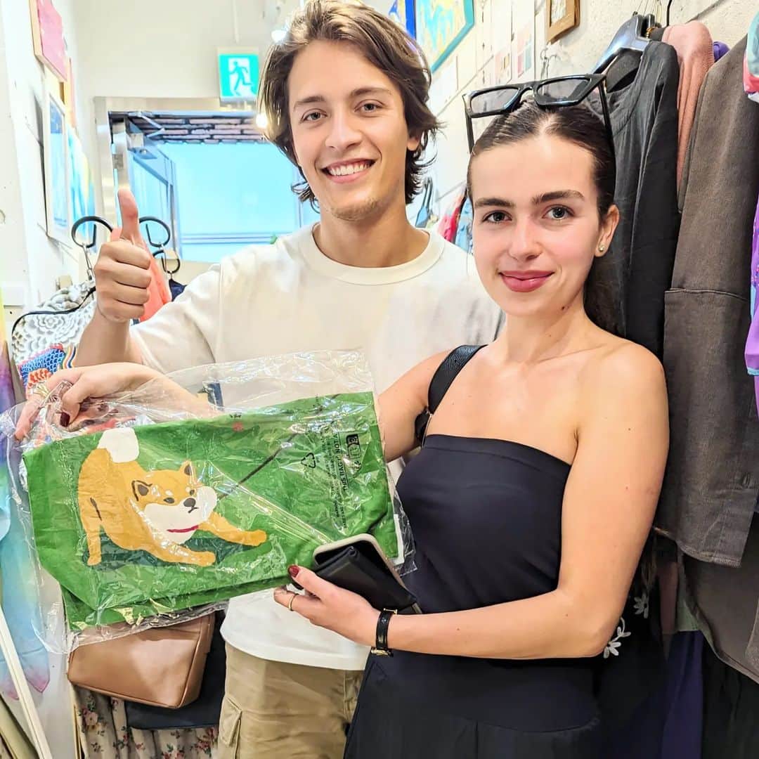 平井富子のインスタグラム：「A beautiful Dutch couple appears!  アムステルダムからSherienさんとDarioさんがご来店。  日本は初めて。京都や大阪を観光、数日後に帰国とか。東京を楽しんで〜  会社時代の友達がアムステルダムに住んでいたり、出張でオランダに行ったことがあるので、オランダトークで盛り上がり。楽し〜  嫌です柴犬トートバッグを気に入って頂きました。可愛い〜 いっぱい入りますよ！  東京の秋を楽しんで下さい〜」