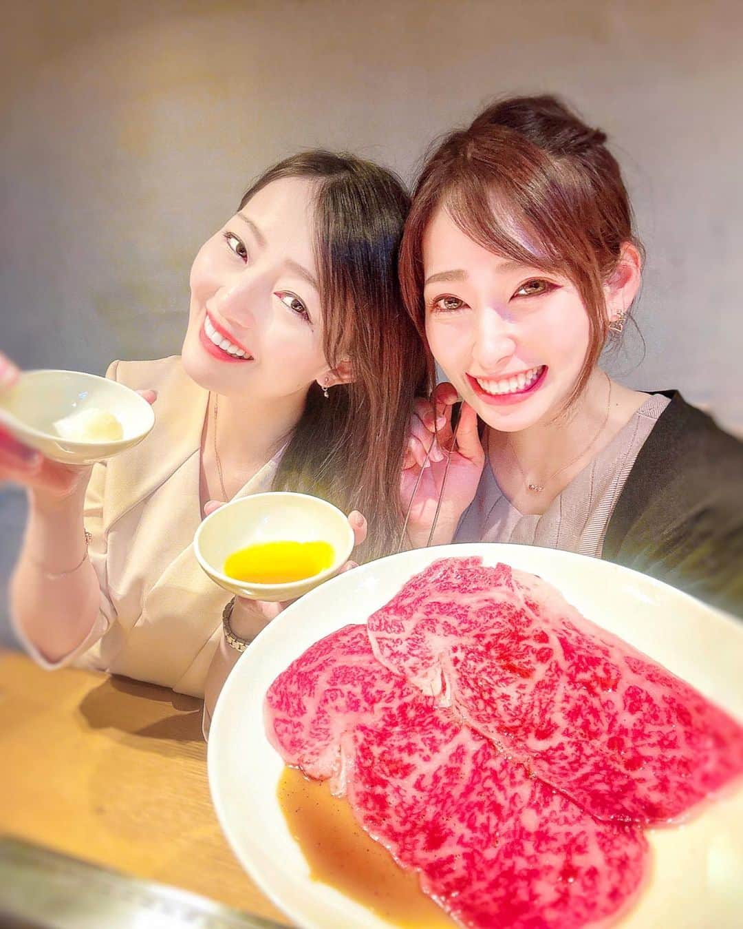 りほさんのインスタグラム写真 - (りほInstagram)「お姉ちゃんと肉活！❤️😍 ビーフキッチン中目黒本店さんへ行ってきたにょん☺️  今回はビーフキッチンコースをいただきました💕🐮ここ肉力がすごい！😳肉質もよくて肉厚！✨コスパ高くて美味しいお肉をお腹いっぱい食べられる食べ応えある焼肉屋さん❤️🤭  そしてこのコースはナムルおかわり自由なの😍お酒飲む人には飲み放題付きもオススメ✨  塩焼きは厚切りなタンモト、幅広にカットされたハラミ、仙台牛のリブ芯💕時間帯によるんだけど、混んでいなければお店のスタッフさんが美味しく焼いてくれるの😊  牛頬肉のシチューカツはホロホロでお箸でさくっといけちゃう🤭赤ワインのデミグラスソースをたっぷりつけて美味しかった〜❤️☺️  大判サーロインのすき焼きはサッと炙ってタレを絡ませてから京たまご茶乃月をたっぷり纏わせてご飯を巻いてひと口で🤭これがたまらんのー💕😆  〆やデザートも６種類から選べて、その時の気分で好きな物食べれるから嬉しい😍デザートまで手作りにこだわっているのだ☺️  中目黒店は昨年店内リニューアルしたんだって✨無煙ロースターなのでデートや記念日、会食にもおすすめ💕😆  美味しいお肉たくさん食べられて幸せ❤️ これでまたお仕事頑張れるぞ〜✨😆  @beefkitchen_tokyo   #ビーフキッチン中目黒本店 #中目黒 #中目黒グルメ #中目黒ディナー #中目黒焼肉 #焼肉 #焼肉屋 #ビーフキッチン #yakiniku #wagyubeef #wagyu #pr #japanesefood #wagyusteak  #黒毛和牛 #ユッケ #ナムル #キムチ #飲み放題 #もつ煮込み #サーロイン #姉妹　#看護師　#ナースの休日 #肉会　#デート　#記念日　#肉食女子 #焼肉女子　#肉食」9月25日 17時46分 - ri1ho