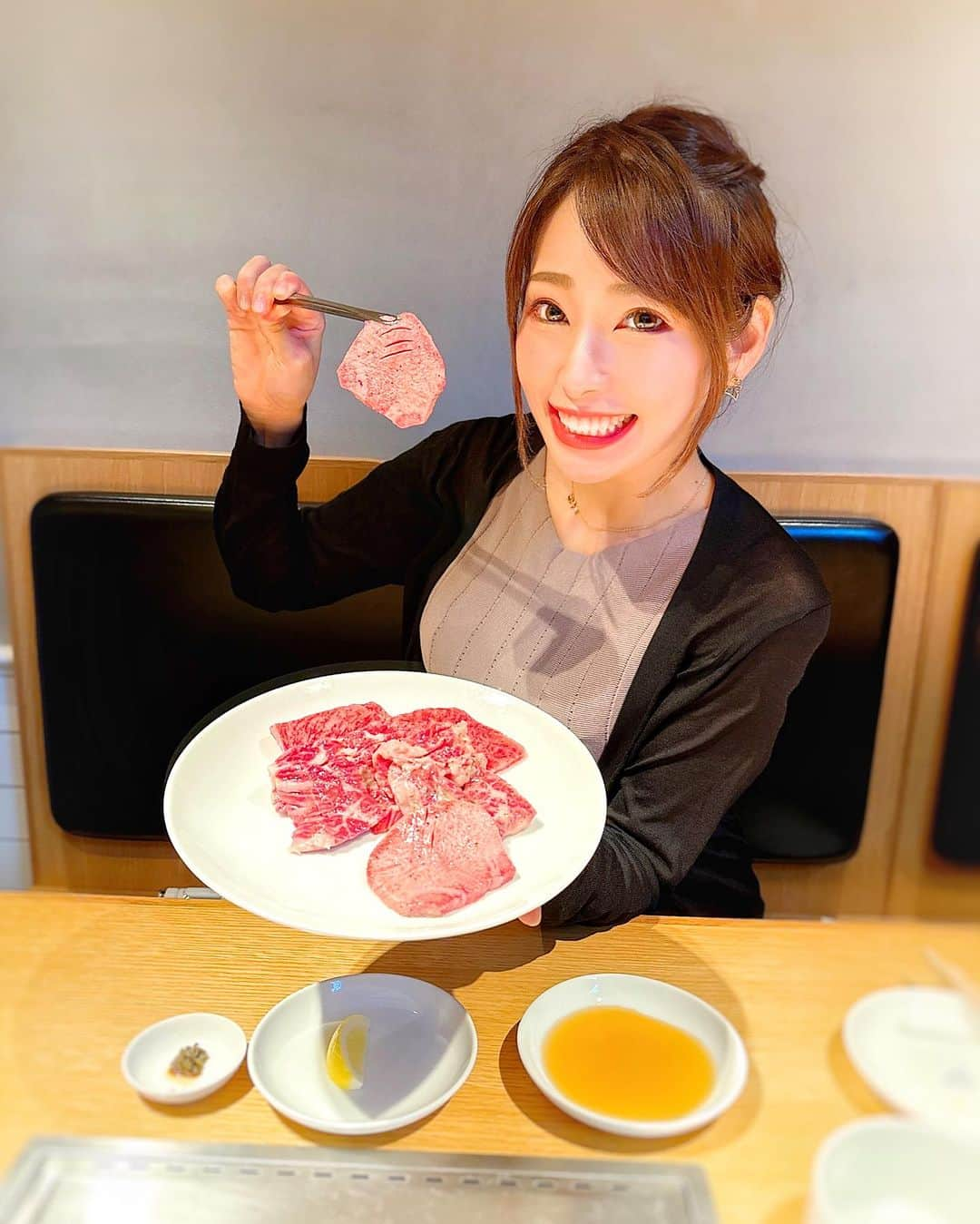 りほさんのインスタグラム写真 - (りほInstagram)「お姉ちゃんと肉活！❤️😍 ビーフキッチン中目黒本店さんへ行ってきたにょん☺️  今回はビーフキッチンコースをいただきました💕🐮ここ肉力がすごい！😳肉質もよくて肉厚！✨コスパ高くて美味しいお肉をお腹いっぱい食べられる食べ応えある焼肉屋さん❤️🤭  そしてこのコースはナムルおかわり自由なの😍お酒飲む人には飲み放題付きもオススメ✨  塩焼きは厚切りなタンモト、幅広にカットされたハラミ、仙台牛のリブ芯💕時間帯によるんだけど、混んでいなければお店のスタッフさんが美味しく焼いてくれるの😊  牛頬肉のシチューカツはホロホロでお箸でさくっといけちゃう🤭赤ワインのデミグラスソースをたっぷりつけて美味しかった〜❤️☺️  大判サーロインのすき焼きはサッと炙ってタレを絡ませてから京たまご茶乃月をたっぷり纏わせてご飯を巻いてひと口で🤭これがたまらんのー💕😆  〆やデザートも６種類から選べて、その時の気分で好きな物食べれるから嬉しい😍デザートまで手作りにこだわっているのだ☺️  中目黒店は昨年店内リニューアルしたんだって✨無煙ロースターなのでデートや記念日、会食にもおすすめ💕😆  美味しいお肉たくさん食べられて幸せ❤️ これでまたお仕事頑張れるぞ〜✨😆  @beefkitchen_tokyo   #ビーフキッチン中目黒本店 #中目黒 #中目黒グルメ #中目黒ディナー #中目黒焼肉 #焼肉 #焼肉屋 #ビーフキッチン #yakiniku #wagyubeef #wagyu #pr #japanesefood #wagyusteak  #黒毛和牛 #ユッケ #ナムル #キムチ #飲み放題 #もつ煮込み #サーロイン #姉妹　#看護師　#ナースの休日 #肉会　#デート　#記念日　#肉食女子 #焼肉女子　#肉食」9月25日 17時46分 - ri1ho