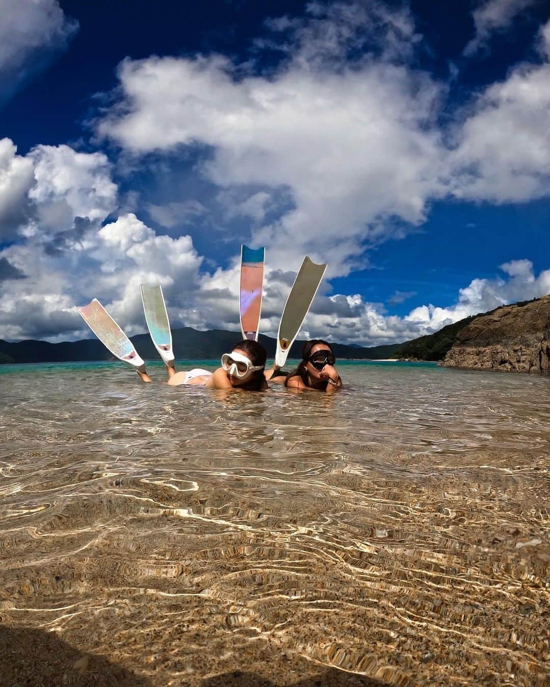 山崎みどりさんのインスタグラム写真 - (山崎みどりInstagram)「I enjoyed skin diving on a deserted island🏝️ with @insta_haam   無人島スキンダイビング🧜🏽‍♀️🐠  3枚目..long finが反射して水面がキラキラしててかわいい🩷   6枚目..finが🐇の耳っぽい  ラストの写真、 レンズに波がかかったんだけど これはこれで好き🤣❤️w  📷Photo by @k.takumi_1011   diving mask🤿 @cressi_japan   I would be happy if you could share it🤍  ──────────────────────────  #ダイビング#diving#奄美大島#奄美大島ダイビング #奄美大島ダイビングショップ #珊瑚#🪸#divinglife #divingphoto #divingtrip#無人島#海遊び#加計呂麻#スキンダイビング#skindiving #longfin  #ビキニ #ブラジリアンビキニ #bikini #水着　#ビキニ女子 #sealovers #水着女子」9月25日 17時46分 - midori_yamasaki_