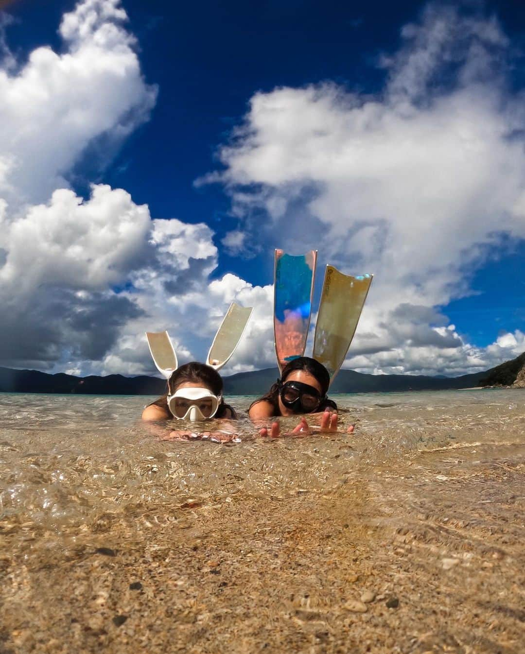 山崎みどりさんのインスタグラム写真 - (山崎みどりInstagram)「I enjoyed skin diving on a deserted island🏝️ with @insta_haam   無人島スキンダイビング🧜🏽‍♀️🐠  3枚目..long finが反射して水面がキラキラしててかわいい🩷   6枚目..finが🐇の耳っぽい  ラストの写真、 レンズに波がかかったんだけど これはこれで好き🤣❤️w  📷Photo by @k.takumi_1011   diving mask🤿 @cressi_japan   I would be happy if you could share it🤍  ──────────────────────────  #ダイビング#diving#奄美大島#奄美大島ダイビング #奄美大島ダイビングショップ #珊瑚#🪸#divinglife #divingphoto #divingtrip#無人島#海遊び#加計呂麻#スキンダイビング#skindiving #longfin  #ビキニ #ブラジリアンビキニ #bikini #水着　#ビキニ女子 #sealovers #水着女子」9月25日 17時46分 - midori_yamasaki_