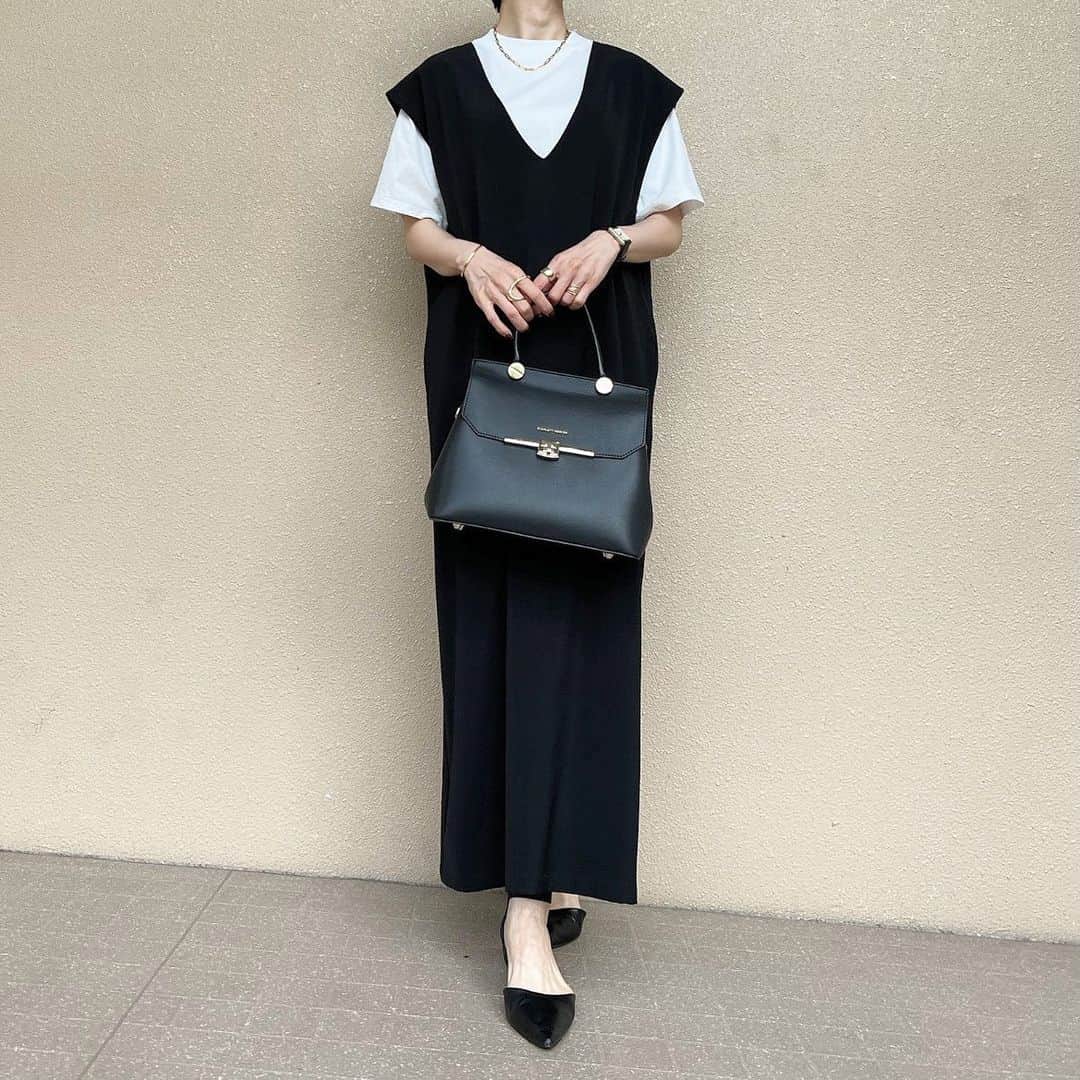 坪田めぐみのインスタグラム：「・ 久しぶりのワンピース。 手元や他のアクセサリーも ゴールドで統一したのも久しぶり💛 ・ ・ ・ ・ ・ ・ #大人カジュアル #大人カジュアルコーデ #キレイめカジュアル #大人ファッション #ワンピースコーデ #シンプルコーデ #モノトーンコーデ #手元コーデ」