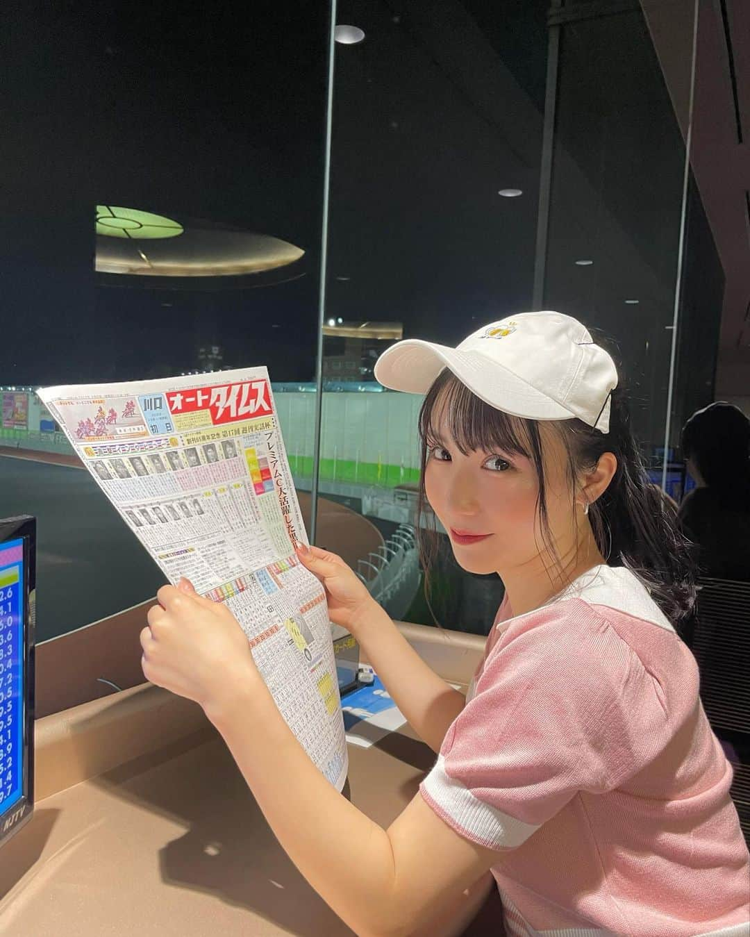 伊藤愛真さんのインスタグラム写真 - (伊藤愛真Instagram)「9/22 川口オートレースでトークショーと ビール半額券配布イベントをさせていただきました🍺🫶🏻 トークショーではみなさん頷いて聞いてくださって、優しい方ばっかりで、、 ビール券配布ではたくさんの方が並んでくれて、何周もしてくれた方もいました！ いっぱいお喋りできて嬉しかった💓 川口オートレース、人も空間も？あたたかかった！！！ レース初めて生でみたけど、迫力すごかった！！！！！ またいきたいなあ。 ありがとうございました✨ . 川口オートレースさんから、お土産までいただいちゃって、それがまたかわいいもんだから愛用します！また載せます！笑 . . あ、12Rちょっとだけかけて当たったけどがみった . #川口オートレース#川口#オートレース」9月25日 17時41分 - __emagram