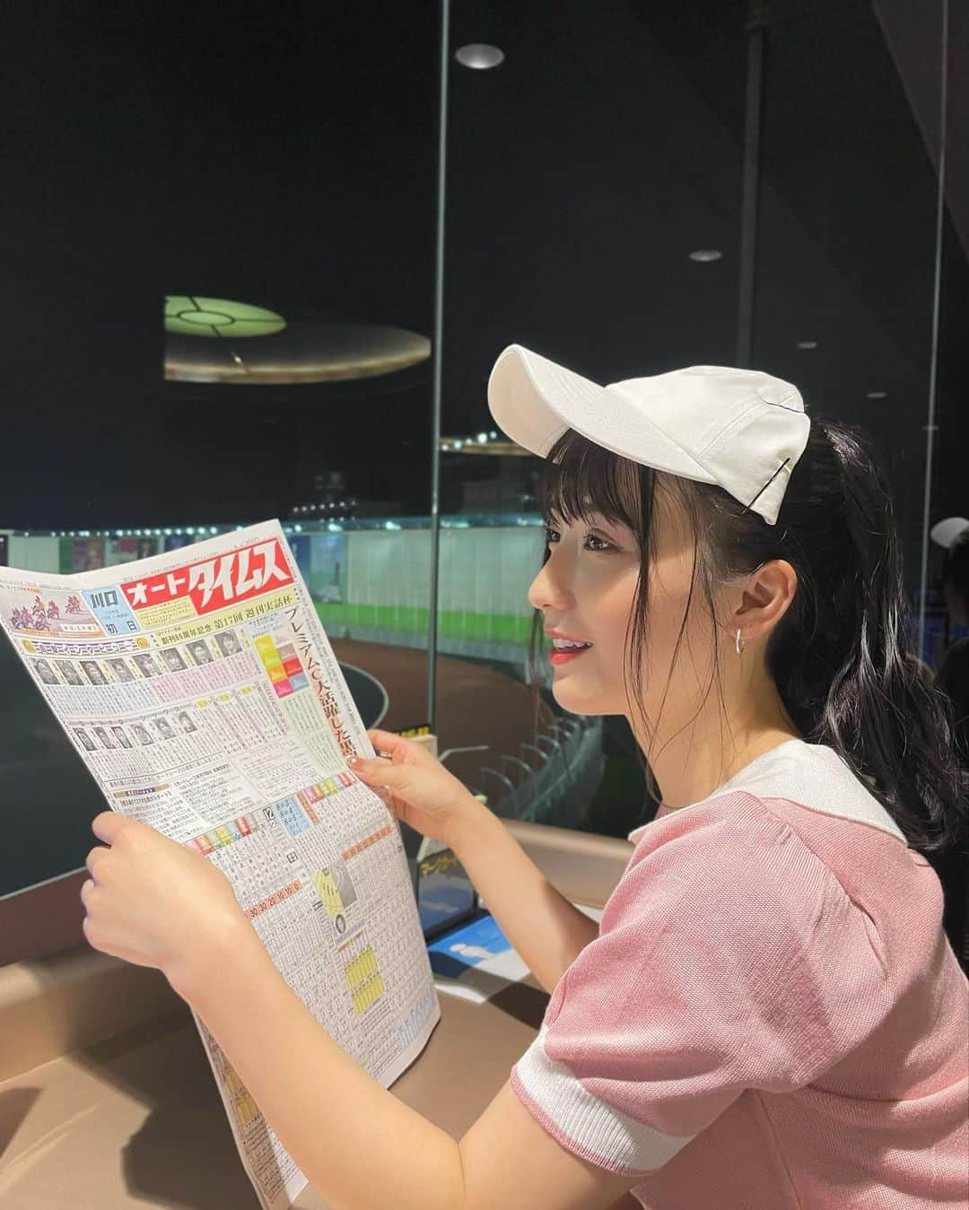 伊藤愛真さんのインスタグラム写真 - (伊藤愛真Instagram)「9/22 川口オートレースでトークショーと ビール半額券配布イベントをさせていただきました🍺🫶🏻 トークショーではみなさん頷いて聞いてくださって、優しい方ばっかりで、、 ビール券配布ではたくさんの方が並んでくれて、何周もしてくれた方もいました！ いっぱいお喋りできて嬉しかった💓 川口オートレース、人も空間も？あたたかかった！！！ レース初めて生でみたけど、迫力すごかった！！！！！ またいきたいなあ。 ありがとうございました✨ . 川口オートレースさんから、お土産までいただいちゃって、それがまたかわいいもんだから愛用します！また載せます！笑 . . あ、12Rちょっとだけかけて当たったけどがみった . #川口オートレース#川口#オートレース」9月25日 17時41分 - __emagram