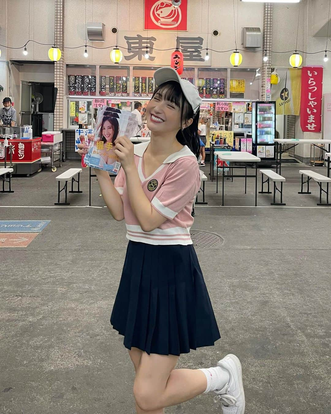 伊藤愛真さんのインスタグラム写真 - (伊藤愛真Instagram)「9/22 川口オートレースでトークショーと ビール半額券配布イベントをさせていただきました🍺🫶🏻 トークショーではみなさん頷いて聞いてくださって、優しい方ばっかりで、、 ビール券配布ではたくさんの方が並んでくれて、何周もしてくれた方もいました！ いっぱいお喋りできて嬉しかった💓 川口オートレース、人も空間も？あたたかかった！！！ レース初めて生でみたけど、迫力すごかった！！！！！ またいきたいなあ。 ありがとうございました✨ . 川口オートレースさんから、お土産までいただいちゃって、それがまたかわいいもんだから愛用します！また載せます！笑 . . あ、12Rちょっとだけかけて当たったけどがみった . #川口オートレース#川口#オートレース」9月25日 17時41分 - __emagram