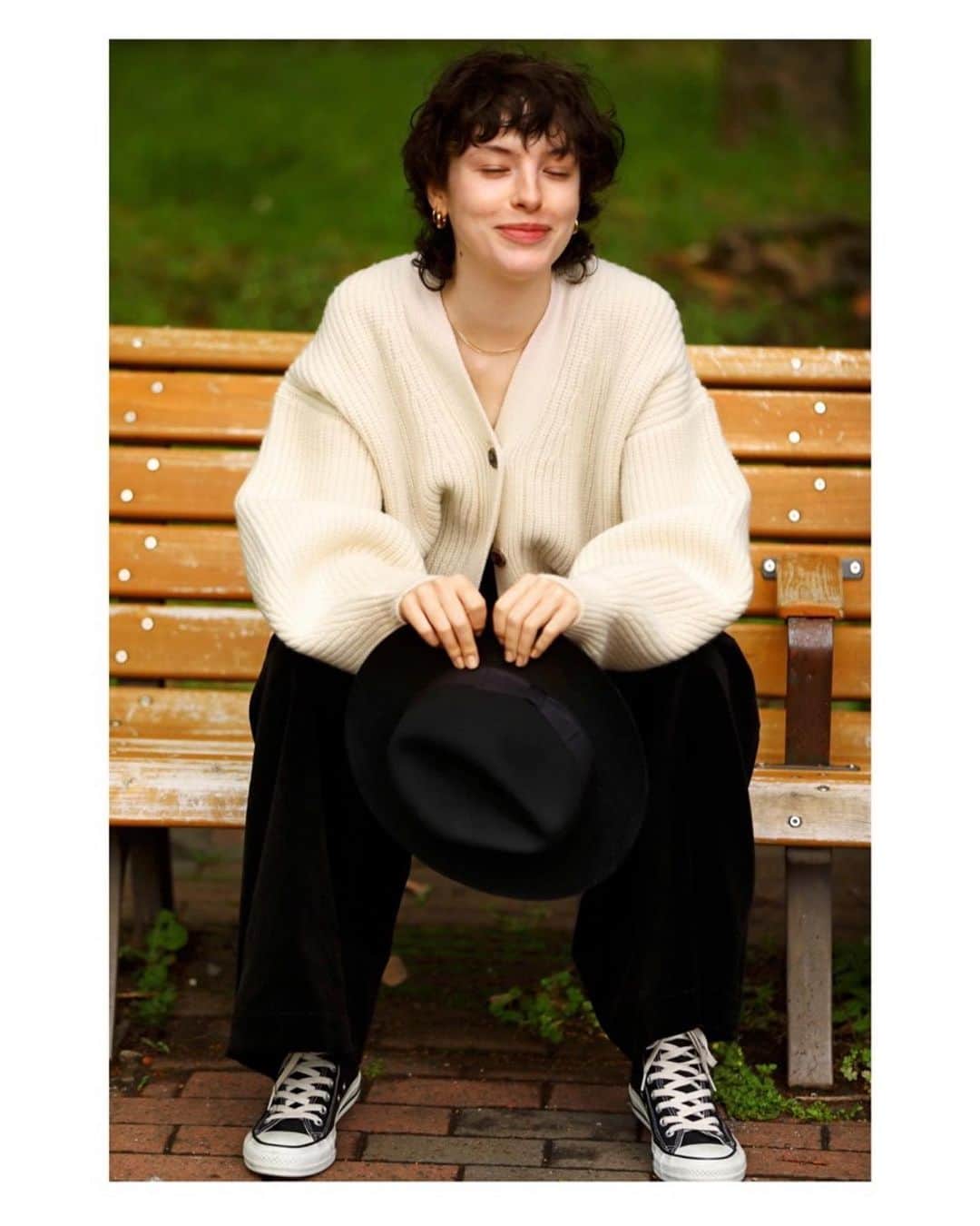 のインスタグラム：「. Wanna be an URBAN LADY! 都会派レディになりたくて。  ニットが主役の季節がやってくる！ボーイッシュ女子の抜け感スタイル 本格的な冬が来る前に、アウターの代わりとして着倒したいバルキーなニットカーディガン。ふっくらとした厚み、ボリュームのあるシルエットながら、上質なラムウールを用い着心地も良い。 すっきりとしたシルエットで大人見えを狙えるオーバーオールに羽織り、さらっとした抜け感を意識。  #sacra  from vol.93 ・・・・・・・・・・・・・・・・・・・・・・・・・・・  #cluel #クルーエル #cluelmagazine #クルーエル女子 #fashion #ファッション好き #ファッション雑誌 #おしゃれ #グッドガール #秋コーデ #サクラ #ニットコーデ #白ニット #カーディガン #カーディガンコーデ #monotone #モノトーンコーデ #オーバーオール #ボーイッシュ女子 #シンプルが好き  こちらのアカウントもフォローしてね！ @cluel_homme @navys_magazine」