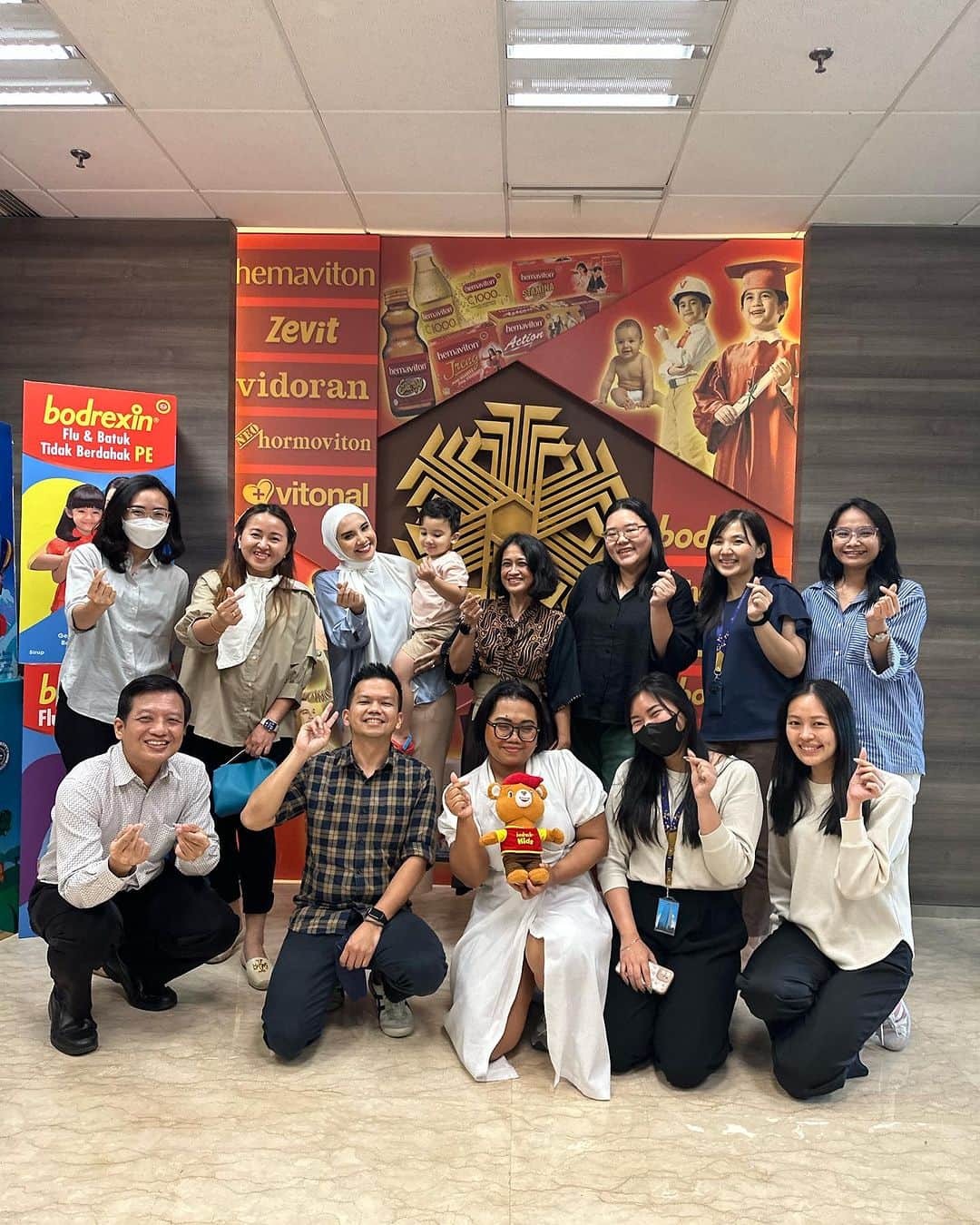 Zaskia Sungkarのインスタグラム：「Senengnya bisa main ke kantor nya @temposcangroup  @tempostoreid   Thanks for having us @bodrexin @anak.vidoran 🤗」