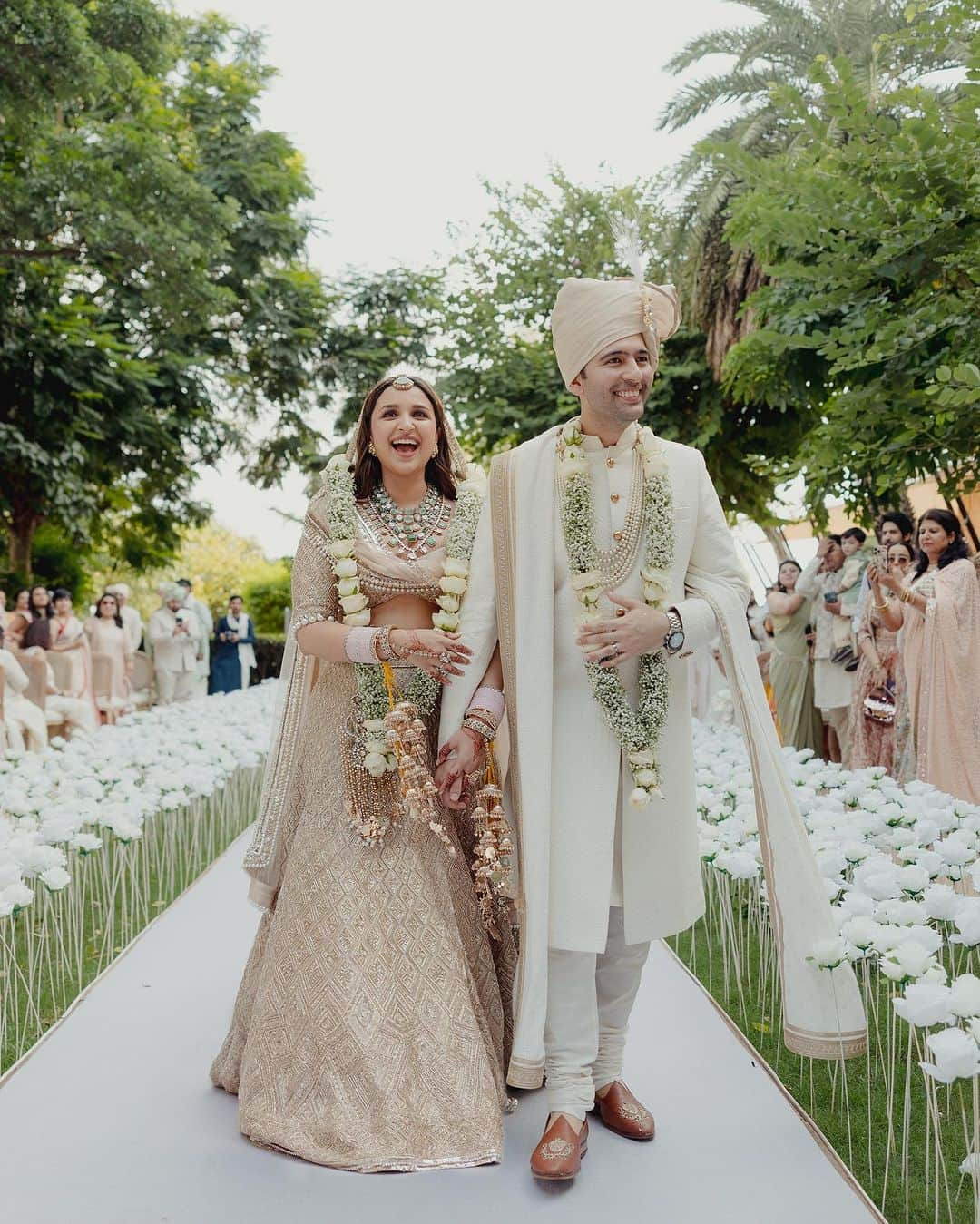 プリヤンカー・チョープラーのインスタグラム：「Picture perfect.. sending so much love to the newly weds on their special day! Welcome to the Chopra family @raghavchadha88 … hope you’re ready to dive into the crazy with us 😉🤪❤️  Tisha you are the most beautiful bride ever.. we’re sending you and Raghav all the love and blessings for a lifetime of happiness. Take care of each other and protect this beautiful love.  Love you little one.  @parineetichopra」