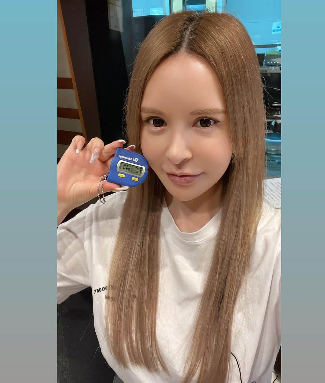 森藤恵美のインスタグラム：「今はなきポケベル🥹🩵 テレメこと、東京テレメッセージのマンボウのポケベル、私も高校生の頃使ってた💘🥹 今までは数字だったのがマンボウから文字で見られるようになったんだよね🥹 制服のスカートに入れてて、授業中ブルるとメッセージ見て、10分の休み時間に教員室の前にある公衆電話に走って行ってダイヤル速攻打って教室に戻る🏃‍♂️みたいな🥰 高校生の三種の神器の1つだった🩵 今、ガチャでこのPBが買えるから、私もポケットに入れて持ち歩こう😄ww  #ポケベル #東京テレメッセージ #マンボウ」