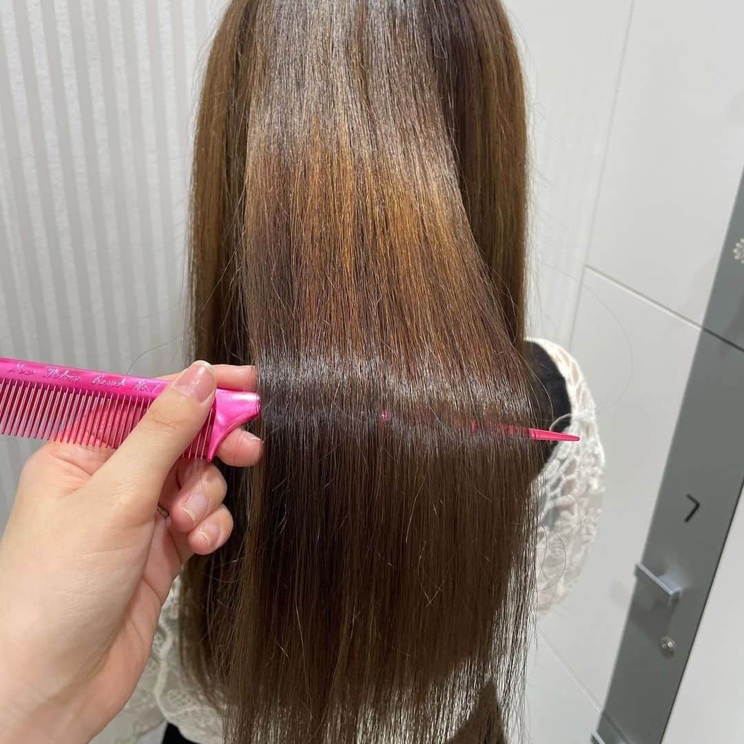 ヘアーサロン ソシエ [公式] さんのインスタグラム写真 - (ヘアーサロン ソシエ [公式] Instagram)「ソシエでつくったヘアスタイル紹介💇  髪質改善トリートメント《サイエンスアクア》で 柔らかいサラサラヘアに♪ パサつきや広がりが気になる方にオススメ！ 内部に脂質を補給して手触りの良い艶髪が叶う☆彡  こちらのスタイルをつくったのは @hina_hsmsmhmkです♪  こちらのお写真は＠13lovepi さんの投稿です♪ 撮影にご協力いただきありがとうございました♪ --------------------------------------------------- <SINCE1960> 時代に先駆けて美容業界をリードし「トータルビューティー」を提供し続けてきたソシエヘアー。その歴史は、創業者、高橋孝が開業した1店のヘアーサロンからはじまります。今後も、ソシエの原点である「ヘアーサロン」としての誇りを持ち続け、プロフェッショナルな技術・おもてなしをご提供してまいります。多くの女性に楽しんで美しくなる体験してほしい。それがソシエヘアーグループの願いです。 --------------------------------------------------- #ソシエヘアー #ジャックモアザン #ソシエ #ヘアー #美容院 #美容室 #サロン #サロンスタイル #サロンモデル #サロモ #スタイル撮影 #モデル募集 #ヘアカット #ヘアサロン #ヘアスタイル #似合わせカラー #似合わせカット #デザインカラー #トレンドカラー #ヘアカラートレンド # #髪質改善 #髪質改善トリートメント#サイエンスアクア #縮毛矯正 #くせ毛 #トリートメント #艶髪#多摩センター #多摩美容室」9月25日 17時48分 - socie_hair_official