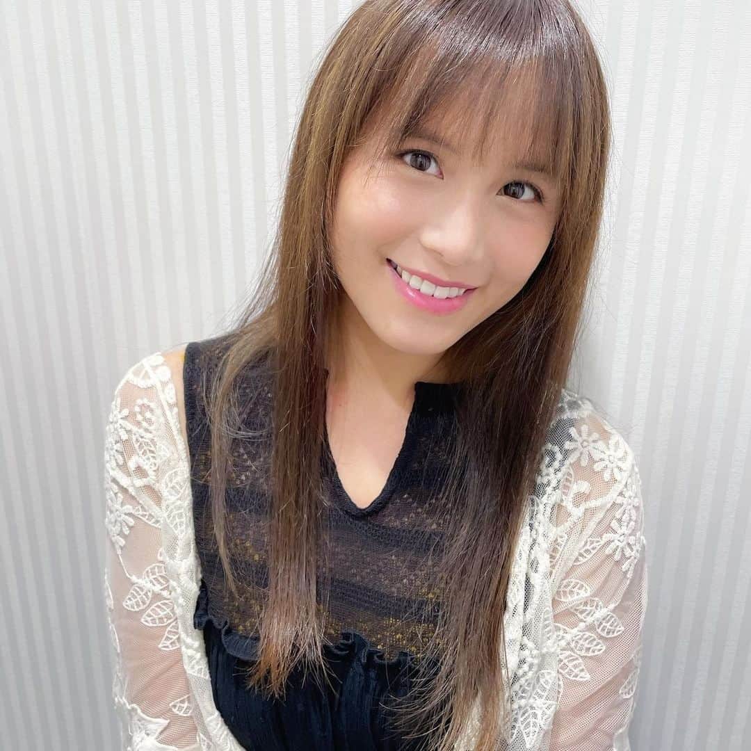 ヘアーサロン ソシエ [公式] さんのインスタグラム写真 - (ヘアーサロン ソシエ [公式] Instagram)「ソシエでつくったヘアスタイル紹介💇  髪質改善トリートメント《サイエンスアクア》で 柔らかいサラサラヘアに♪ パサつきや広がりが気になる方にオススメ！ 内部に脂質を補給して手触りの良い艶髪が叶う☆彡  こちらのスタイルをつくったのは @hina_hsmsmhmkです♪  こちらのお写真は＠13lovepi さんの投稿です♪ 撮影にご協力いただきありがとうございました♪ --------------------------------------------------- <SINCE1960> 時代に先駆けて美容業界をリードし「トータルビューティー」を提供し続けてきたソシエヘアー。その歴史は、創業者、高橋孝が開業した1店のヘアーサロンからはじまります。今後も、ソシエの原点である「ヘアーサロン」としての誇りを持ち続け、プロフェッショナルな技術・おもてなしをご提供してまいります。多くの女性に楽しんで美しくなる体験してほしい。それがソシエヘアーグループの願いです。 --------------------------------------------------- #ソシエヘアー #ジャックモアザン #ソシエ #ヘアー #美容院 #美容室 #サロン #サロンスタイル #サロンモデル #サロモ #スタイル撮影 #モデル募集 #ヘアカット #ヘアサロン #ヘアスタイル #似合わせカラー #似合わせカット #デザインカラー #トレンドカラー #ヘアカラートレンド # #髪質改善 #髪質改善トリートメント#サイエンスアクア #縮毛矯正 #くせ毛 #トリートメント #艶髪#多摩センター #多摩美容室」9月25日 17時48分 - socie_hair_official