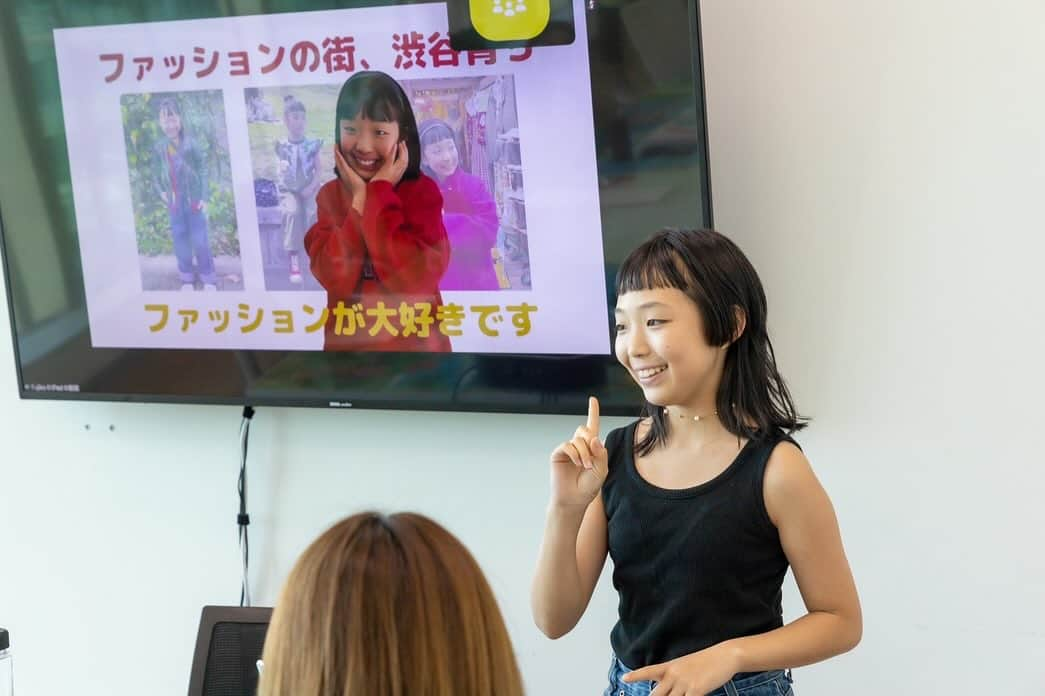 長谷川朋美さんのインスタグラム写真 - (長谷川朋美Instagram)「学生たちを集めて社会問題や教育、ビジネスに関する討論会「未来会議 for teen」を開催しました😆  当日は私の友人や サロンメンバーのお子さんの中で、   ”社会を良くしたい” ”起業したい”   というパワフルな 小/中/高/大学生メンバーが集結し   様々なトピックで2時間の 議論を繰り広げました‼️  大人顔負けの、それぞれの意見を しっかり言語化して伝えていました🥹   途中、すでに小学生で起業している ふーちゃんのプレゼンタイムもあり とっても盛り上がりましたよ✨ @edo_2022_   ※今夜19時半から一緒にインスタLIVEします😆  ・ この日は2時間の未来会議でしたが 10分くらいのダイジェスト動画を 後日YouTubeにアップしたいと 思いますのでお楽しみに🌈   ちなみに全編動画は近日 私のオンラインサロン限定で 公開したいと思います😘  こちらはまず第一弾という感じでしたが 今後また第二弾も計画したいと思いますし   大人が混じった議論の場も 面白いかなと思いました❣️   ・ そして最後には私の新刊 自分言語化ノートや @creativelife_academy    人生のタイムマネジメントができる 手帳ノートもプレゼント🎁 @beautylife_by_lumiereselection   こちらはどちらも 学生にも使ってもらえたらいいなと思い 構築している内容なので、  直接嬉しいフィードバックもいただき とっても嬉しかったです！  ・ ブログでは、もう少し詳しく この日の様子を綴っていますので、 ぜひご覧下さいませ🥰  #学生 #teen #学生起業 #小学起業家 #社会問題 #教育 #未来会議 #自分言語化ノート」9月25日 17時48分 - hasegawa.elena.tomomi