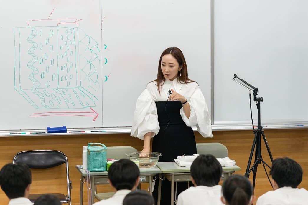 神崎恵さんのインスタグラム写真 - (神崎恵Instagram)「・ 高校の学園祭にお招きいただき、 学生へ向けた「スキンケア講座」を行いました。  「キレイになることよりも、 健やかな肌であることが大切」 例えば、できるだけニキビに悩まされないよう、 溌剌と毎日を過ごすことができるよう、 肌を知ってほしい。 スキンケアが、髪を洗うように、歯を磨くように、もっと身近なものになるよう思いを込めて、この取り組みを続けています。  今回は、肌の構造からはじまり、 洗顔から化粧水、乳液・ゲルまでをみんなで実践しながら進めました。 泡立てのプロセスでは、 「ムズい‼︎」が飛び交い、 ローションの工程では 肌をやさしく包み込む練習を、 乳液、ゲルが終わる頃には、 「こんなにテカテカでいーんですか⁈」の声がもれながらも、 肌が明るく、やわらかくなったことに驚いたり、喜んだりしてもらえました。  肌に悩んだとき、肌をお手入れしたいと思ったとき、思い出してもらえたら嬉しいです。　  (学生へ肌の大切さを伝えるための無償活動です。 子ども、学生、女性への無償での取り組みを続けています。)  #スキンケア講座 #スキンケア」9月25日 17時49分 - megumi_kanzaki