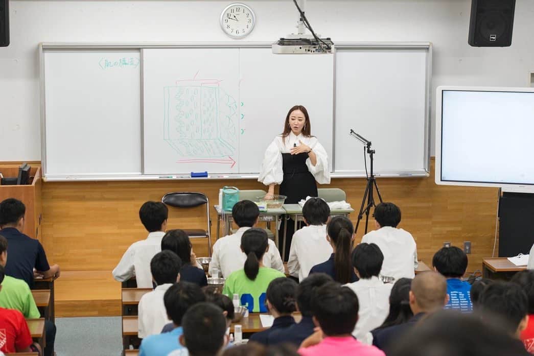 のインスタグラム：「・ 高校の学園祭にお招きいただき、 学生へ向けた「スキンケア講座」を行いました。  「キレイになることよりも、 健やかな肌であることが大切」 例えば、できるだけニキビに悩まされないよう、 溌剌と毎日を過ごすことができるよう、 肌を知ってほしい。 スキンケアが、髪を洗うように、歯を磨くように、もっと身近なものになるよう思いを込めて、この取り組みを続けています。  今回は、肌の構造からはじまり、 洗顔から化粧水、乳液・ゲルまでをみんなで実践しながら進めました。 泡立てのプロセスでは、 「ムズい‼︎」が飛び交い、 ローションの工程では 肌をやさしく包み込む練習を、 乳液、ゲルが終わる頃には、 「こんなにテカテカでいーんですか⁈」の声がもれながらも、 肌が明るく、やわらかくなったことに驚いたり、喜んだりしてもらえました。  肌に悩んだとき、肌をお手入れしたいと思ったとき、思い出してもらえたら嬉しいです。　  (学生へ肌の大切さを伝えるための無償活動です。 子ども、学生、女性への無償での取り組みを続けています。)  #スキンケア講座 #スキンケア」