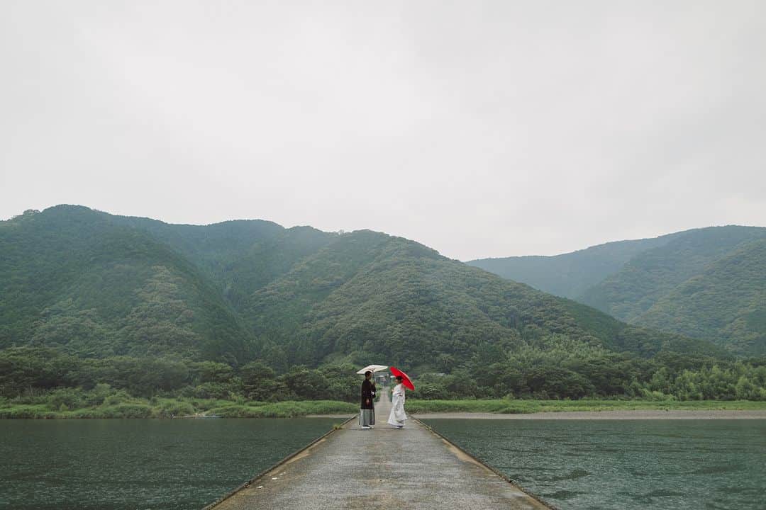 ラヴィ•ファクトリーさんのインスタグラム写真 - (ラヴィ•ファクトリーInstagram)「. 【写真で叶える結婚式】 . 日本最後の清流といわれる 美しい四万十川で和装フォト🌿 日本の自然が美しい街並みと 伝統美溢れる和装が相性バッチリです💫  . —————— ラヴィファクトリー:@matsuyama_laviephotography Photographer: @eiko_photographer AREA:JAPAN,MATSUYAMA —————— @laviefactoryをフォローして #laviefactory #ラヴィファクトリー のハッシュタグをつけて お写真を投稿してみてくださいね✳︎ . こちらの公式IG（@laviefactory） で取り上げさせていただきます✨ . 思わず笑顔になれるハートのある 「家族写真」はラヴィクルール* >>>@laviecouleur_official . #wedding #weddingphotography #photo #ハートのある写真 #instawedding #結婚写真 #ウェディング #ウェディングフォト #撮影指示書 #ロケーションフォト #前撮り #写真好きな人と繋がりたい #フォトウェディング #卒花 #後撮り #ウェディングニュース #前撮り小物 #前撮りフォト #前撮りアイテム #ウェディング撮影 #撮影構図 #前撮りアイディア #撮影指示書 #花嫁コーディネート #花嫁コーデ #和装ロケフォト #白無垢 #和装フォト」9月25日 17時51分 - laviefactory