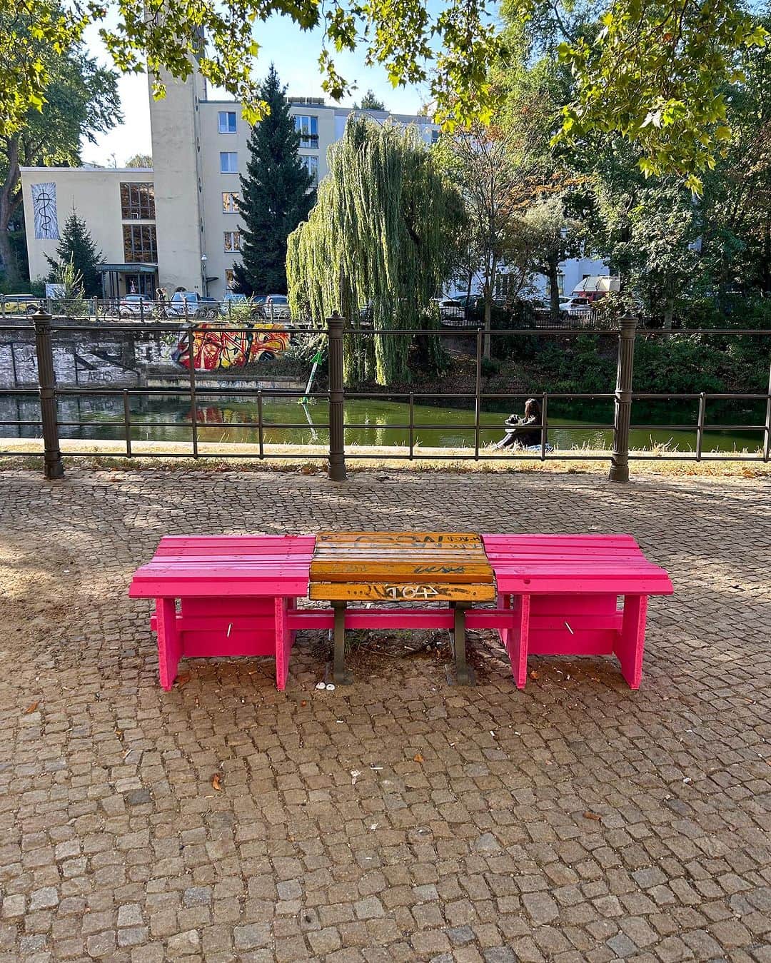 STIL IN BERLINのインスタグラム：「Communities fixing hostile architecture 🩷🩷🩷 #goodnews」