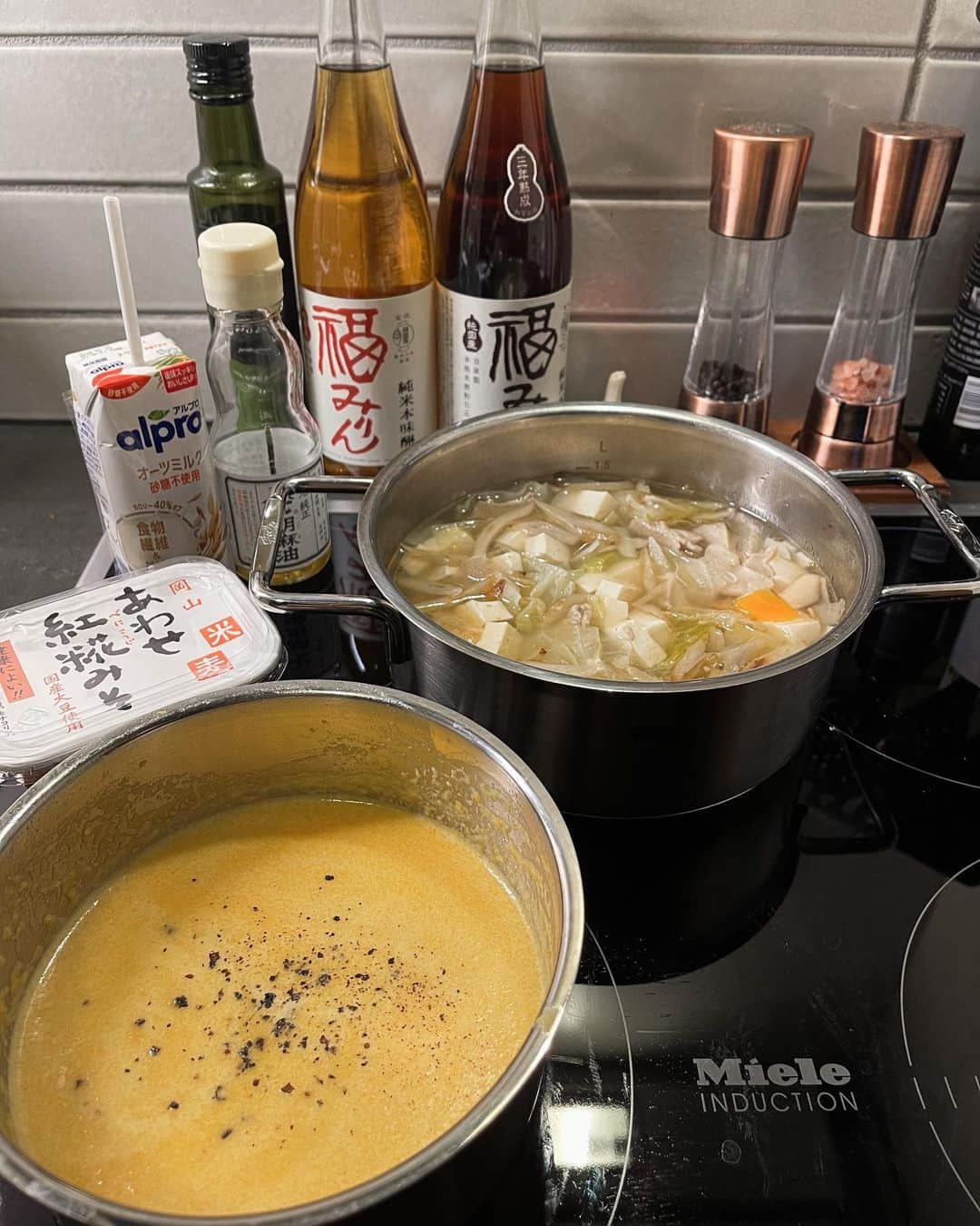 高橋美咲のインスタグラム：「. トレーニングとスープ作りの日でした🏋️‍♂️👩‍🍳  スープやら豚汁をいつも必ず冷凍庫ストックしていたんだけど、最近作るのが面倒で面倒で。 ついにストックがなくなる…という所まできたので重い腰を上げて豚汁と人参タマネギポタージュ作り🧅🥕🐷  トレーナーさん @yuka_monstyle と、ちょうど今日スープの話をしてたから勢いで。  冷蔵庫スッキリ！ 偉いぞ、私！ . . #冷凍ストック #スープ作り #ポタージュ　#豚汁」