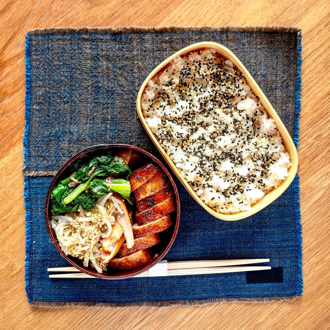 武井義明のインスタグラム：「Today’s bento.  昨日低温調理しておいた豚ばらブロックを、表面に照りが出るまで煮汁で煮詰めた。  #leica_photos #leicaphoto #leicaphotography #leicasl #leicasl601 #foodphotography #foodphotographyandstyling #bento #lunchbox」