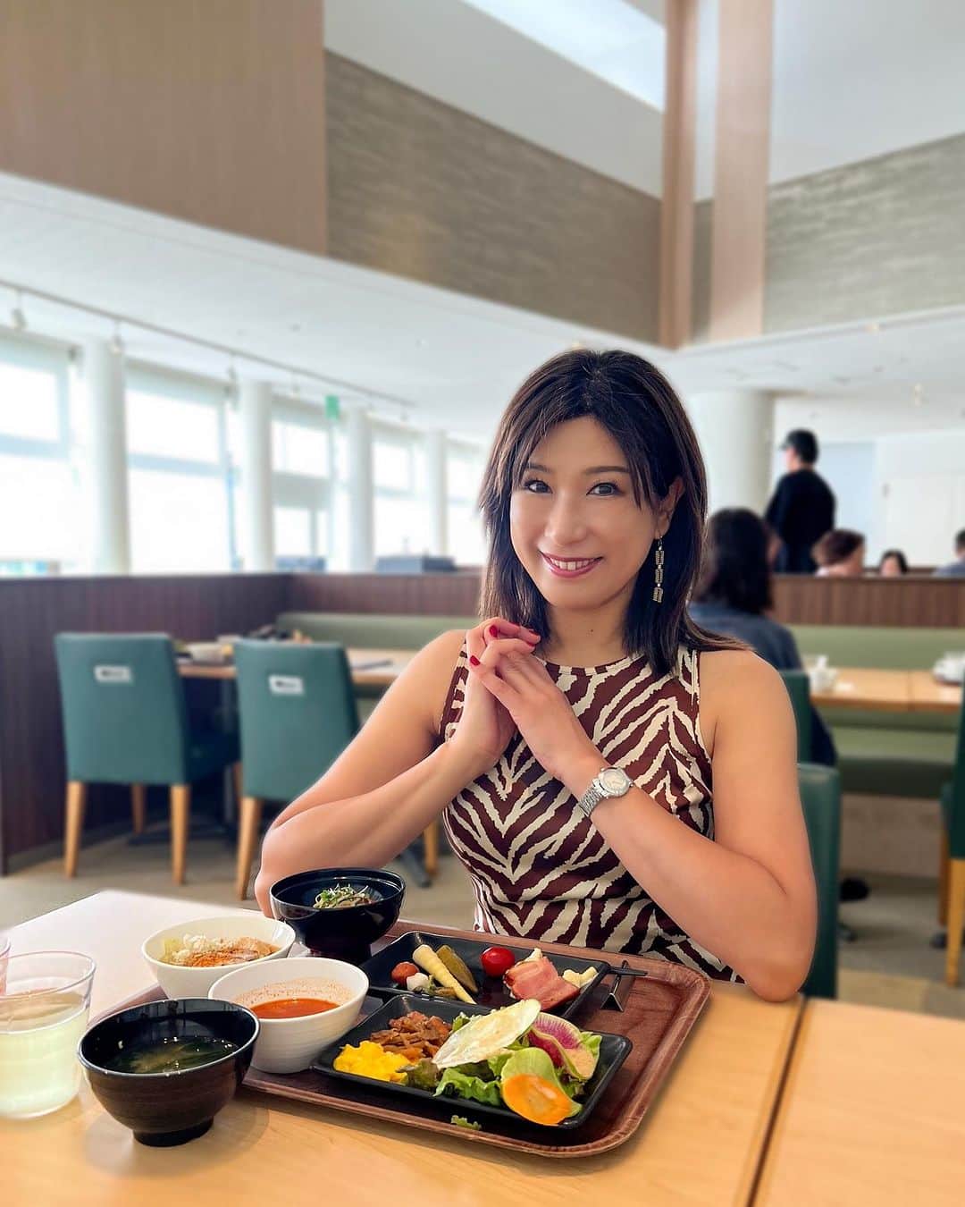 田中浩実さんのインスタグラム写真 - (田中浩実Instagram)「✧︎福島県 ホテルでの食事も楽しみの一つ！ 着いた日の夜、朝と打ち立ての蕎麦や、あつあつのわっぱ飯など郷土料理が楽しめます♡ ステーキがジューシーで美味しかった♡  朝のおすすめは、喜多方の食文化「朝ラー（朝ラーメン）」です。 こちらも美味しい♡  赤べこやお花などの装飾も可愛くてキレイに取りやすく盛り付けしていました！  ※すぴかはお部屋でお留守番です🐶  ラウンジでは薬の調合に使われていた「薬研（やげん）」でつくるオリジナルブレンドのお茶を飲み、くつろげます。  日本百名山の一つである磐梯山と美しく雄大な猪苗代湖を望む絶好のロケーション♡ ホテルを拠点に会津の歴史や文化を感じることができる素敵な場所でした！  📍星野リゾート　磐梯山温泉ホテル 福島県耶麻郡磐梯町（やまぐんばんだいまち）大字更科字清水平6838-68  #星野リゾート #福島県  #福島 #福島観光  #会津 #磐梯山 #タビジョ  #旅女  #旅行好き #旅スタグラム #わんこと旅行  #わんこと泊まれる宿  #ペットと泊まれる宿  #いぬすたぐらむ #わんこのいる生活  #わんこのいる暮らし  #わんことお出かけ  #わんこと旅行  #犬  #すぴ散歩  #すぴ散歩グルメ #わんことりっぷ  #犬と旅行  #東北  #東北旅行 #温泉 #シーズー  #シーズー大好き部  #shitzu」9月25日 8時57分 - hiromi.tanaka.japan