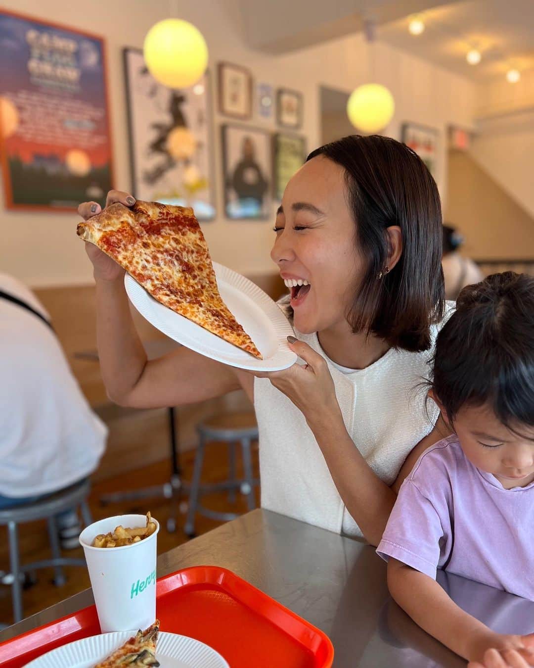 村上沙織さんのインスタグラム写真 - (村上沙織Instagram)「ピザ。 グルテン取らない様にしているけど週末は解放日！なんでも好きなだけ食べてます。主人が行きたい所があると一緒についてきたピザ屋さん、めちゃくちゃ可愛いかった♡ #大阪#ピザ屋#verdy」9月25日 8時59分 - rosysaorimonster