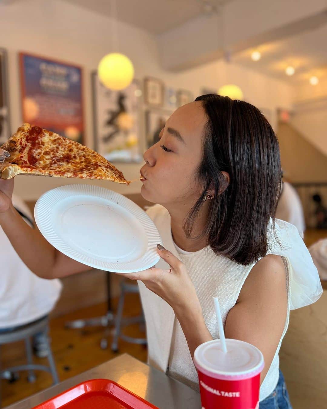 村上沙織さんのインスタグラム写真 - (村上沙織Instagram)「ピザ。 グルテン取らない様にしているけど週末は解放日！なんでも好きなだけ食べてます。主人が行きたい所があると一緒についてきたピザ屋さん、めちゃくちゃ可愛いかった♡ #大阪#ピザ屋#verdy」9月25日 8時59分 - rosysaorimonster