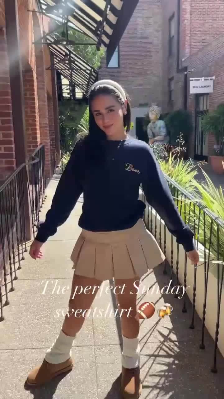 のインスタグラム：「The perfect Sunday sweatshirt 🏈🍻⁠ ⁠ #wildfoxcouture」