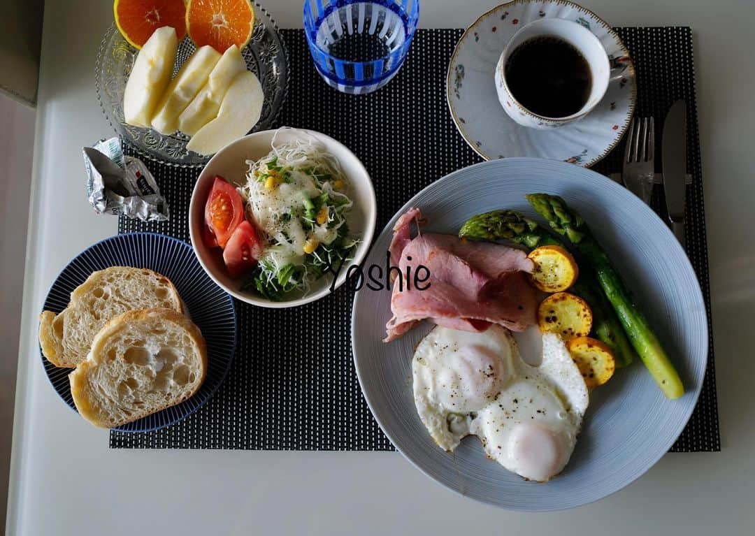 草間淑江さんのインスタグラム写真 - (草間淑江Instagram)「みなさまおはようございます。  9月25日の朝です。  今朝は、メゾンカイザーのパン、ハムエッグ、ビックアスパラガス、キャベツとコーンのサラダとトマト、みかん&りんご🍎🍊  昨日の夜お肉をがっつり食べたので 今日はパンにしました。  至って普通のパン朝食🍞  今朝も感謝して  ごちそうさまでした☺️🙏  さて、今日も涼しい朝です。  みなさま素敵な1週間をお過ごし下さい❤️  #朝食#月曜の朝#パンとコーヒー#メゾンカイザー#ハムエッグ#朝の果物は金#ごちそうさまでした🙏」9月25日 9時04分 - yoshie_kusama