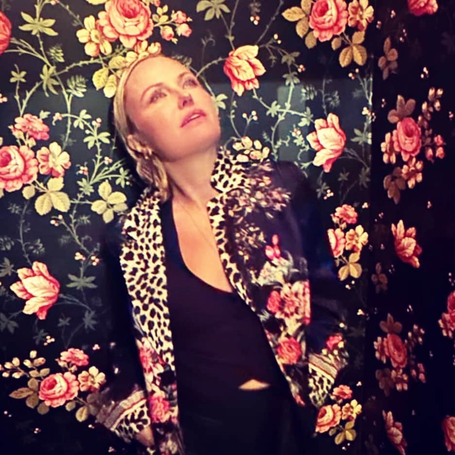 マリン・アッカーマンのインスタグラム：「Fitting in like a wall flower 🌸 #girlsnight 📸 @marandahair」