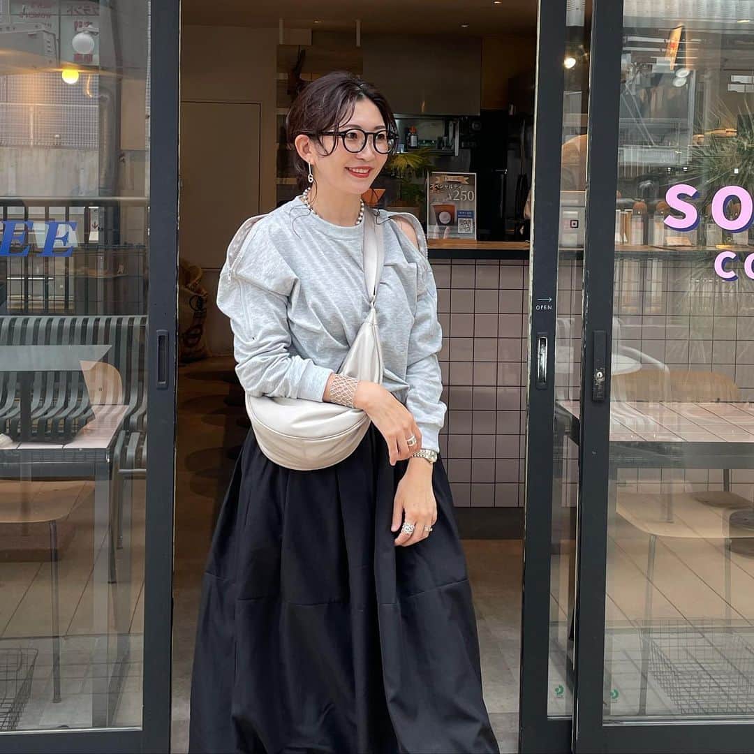 ayakonbubuさんのインスタグラム写真 - (ayakonbubuInstagram)「トップスとスカート  トップスは　サイドがチャックで、開け閉めの調節ができるよ。  スカートのボリューム可愛いよね。 裾が絞られててバルーンタイプ😍 @instyle365_jp   発送・返品・交換は全部無料だよ❤️  最大0円で買えるキャンペーンが開催中！🧐🧐  #goinluck #goinluck購入品コーデ #instyle365 #instyle365購入品コーデ #ootd #fashion#style #Autumn #ファッション #トレンド #コーデ #コディネート カジュアル #カジュアルコーデ#プチプラ#プチプラファッション#大人コーデ #大人カジュアルコーデ #ユニクロ購入品#ユニクロコーデ#ユニクロきれいめ部 #きれいめカジュアル #シンプルコーデ#きれいめファッション  #uniqloコーデ #骨格ストレート#綺麗めコーデ #アラフォー#アラフォーママ」9月25日 9時13分 - ayakonbubu