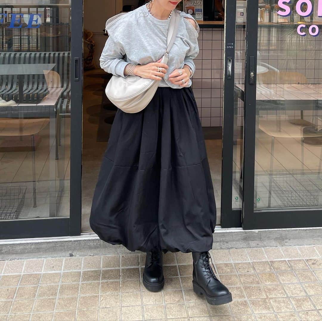 ayakonbubuさんのインスタグラム写真 - (ayakonbubuInstagram)「トップスとスカート  トップスは　サイドがチャックで、開け閉めの調節ができるよ。  スカートのボリューム可愛いよね。 裾が絞られててバルーンタイプ😍 @instyle365_jp   発送・返品・交換は全部無料だよ❤️  最大0円で買えるキャンペーンが開催中！🧐🧐  #goinluck #goinluck購入品コーデ #instyle365 #instyle365購入品コーデ #ootd #fashion#style #Autumn #ファッション #トレンド #コーデ #コディネート カジュアル #カジュアルコーデ#プチプラ#プチプラファッション#大人コーデ #大人カジュアルコーデ #ユニクロ購入品#ユニクロコーデ#ユニクロきれいめ部 #きれいめカジュアル #シンプルコーデ#きれいめファッション  #uniqloコーデ #骨格ストレート#綺麗めコーデ #アラフォー#アラフォーママ」9月25日 9時13分 - ayakonbubu
