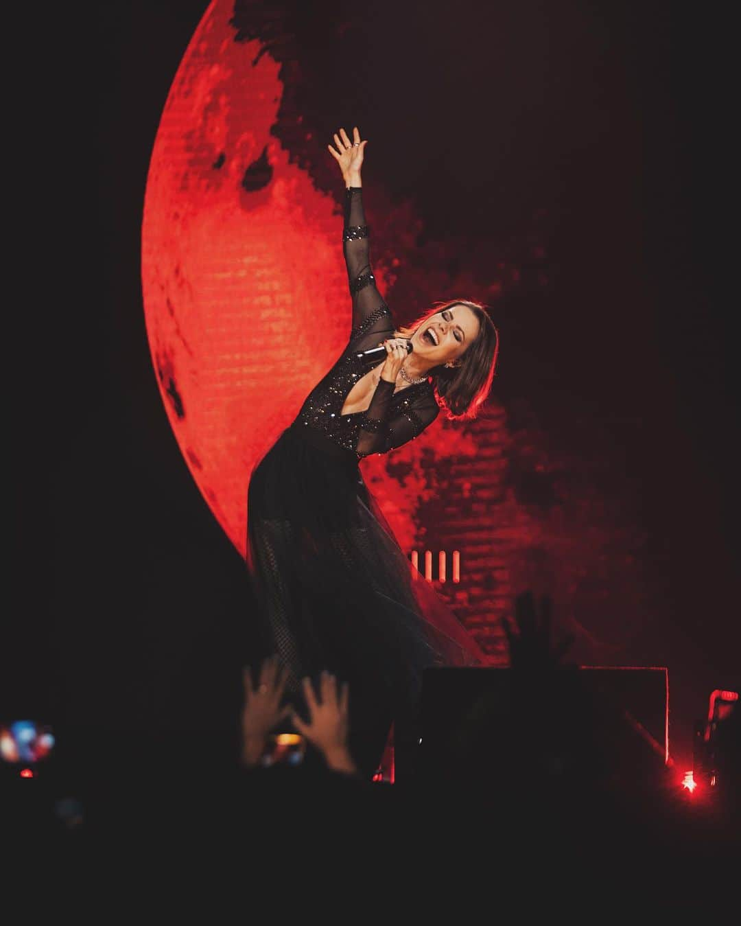 サンディさんのインスタグラム写真 - (サンディInstagram)「Quanto calor humano (ganhou do meteorológico! Hehe…), Goiânia! ❤️‍🔥 Mais um show repleto de amor!! Obrigada por seeeempre me receberem tão bem! Foi um carinho no coração e alma. ✨  📸 @pedroamaraujo」9月25日 9時14分 - sandyoficial