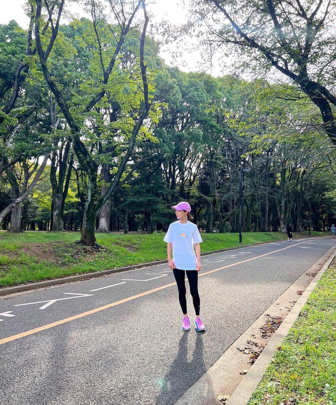 のインスタグラム：「いきなり涼しくなって 最高の朝ラン日和🫡☀️ 夏走るのはほんとに辛かった🤣 から嬉しい〜！  Tシャツは台湾のadidasで作ったもの💛 （今月のリンネル連載みてね👀 @liniere_tkj ） パンツとキャップは　@niketokyo  スニーカーは　@hoka_japan   インナーは　@cwx.jp  愛用しているよ🎽  ランニングウェアは良くなにを着てる？ の質問を頂いたので🙇🏻‍♀️ たまにアップするね☺️  今週も元気に💪  #ランニング#朝ラン#ランニング女子#ランニングウェア#nike#adidas#hoka#cwx #kazumi#kazumiのフルマラソンへの道」