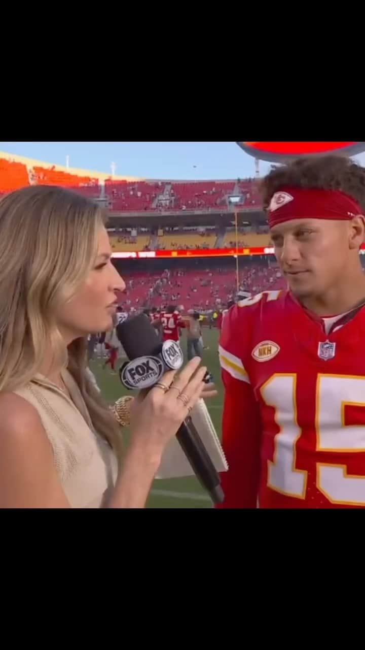 エリン・アンドリューズのインスタグラム：「@erinandrews asked what everyone wanted to know!! 👍👏  🎥 @nflonfox / @nfl   #TaylorSwift #TravisKelce #NFL」