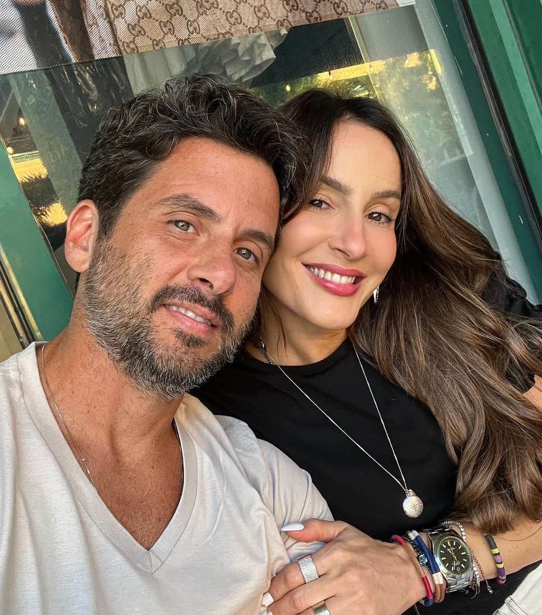 Claudia Leitteのインスタグラム：「Ele veio tirar uma foto. Eu fiz a pose. Ele achou que tava bom. Eu não achei. Mudei o quase nada. Ele não tava nem aí! Ele cansou da pose. Ele é lindo! Jesus! Eu me apaixonei por ele aos 13, na quadra da escola. Há 18 anos anos começamos a namorar sério… tão sério… mas a gente só faz rir. E quando eu não tô rindo, ele segura a onda… e eu quero segurar a onda dele quando ele achar que não tem motivos pra sorrir.」