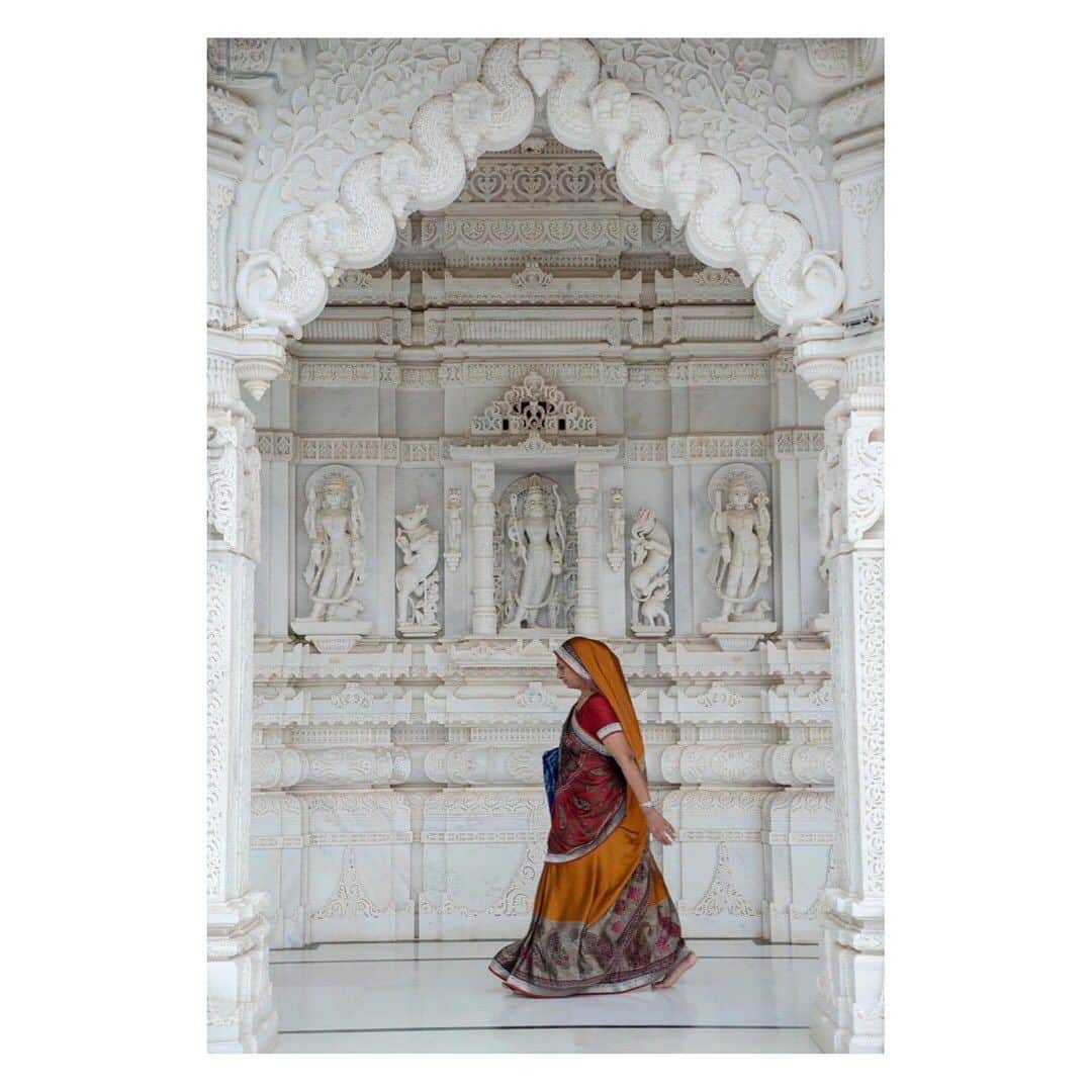 藤代冥砂のインスタグラム：「インド・グジャラート州ブージにあるヒンズー教寺院スワーミナーラーヤンにて。 色とりどりのサリーを纏った女性たちを眺めていると、時代ロスト。 聖地は、旅の疲れをとるにはもってこいの場所。そこでぼんやりしているだけで、楽になる。 市場とは違う層のマンウォッチングにもなるし。 大理石って、裸足で歩くと気持ちいんだよな。  #suwaminarayan  #bujh  #india #グジャラート」