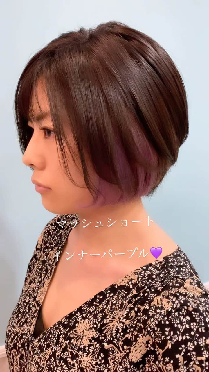 のインスタグラム：「丸いシルエットのマッシュショートに、インナーはダブルカラーのパープルカラー🩷さりげないオシャレが人気です⭐︎ #マッシュショート #ショートレイヤー #インナーカラー #イヤリングカラー #かわいい #20代ヘアスタイル #30代ヘアスタイル  【ヘアサロンJOW下高井戸駅前】 西脇丈太郎（美容師歴20年以上） 都内2店舗勤務の後、新宿に2010年独立開業（12年間）。 現在は世田谷区下高井戸に移転。3店目の【JOW】を経営するオーナー兼スタイリスト。 丁寧でスピーディーな施術、ハイクオリティな仕上がりをご提案致します。 ・ショートスタイルの扱いやすさ ・絶妙なバランスのインナーカラー ・長持ちする明るい白髪ぼかしハイライト ・髪を大切にする植物性のヘナカラー 等に定評があります。 皆様のご来店心よりお待ちしております。  TEL:0333238220 #世田谷美容室#下高井戸美容室#明大前美容室#松原美容室 #下高井戸ヘアサロン  Web予約↓ https://hairsalon-jow.com/」
