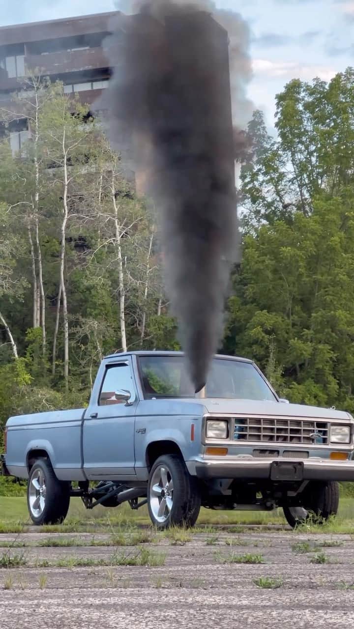 Truck Hubのインスタグラム：「Power Ranger with that whistle 😮‍💨 @the_detour_garage  -  #truck #duramax #diesel #powerstroke #redneck #trucking #cummins #dodge #ram #ford #car」