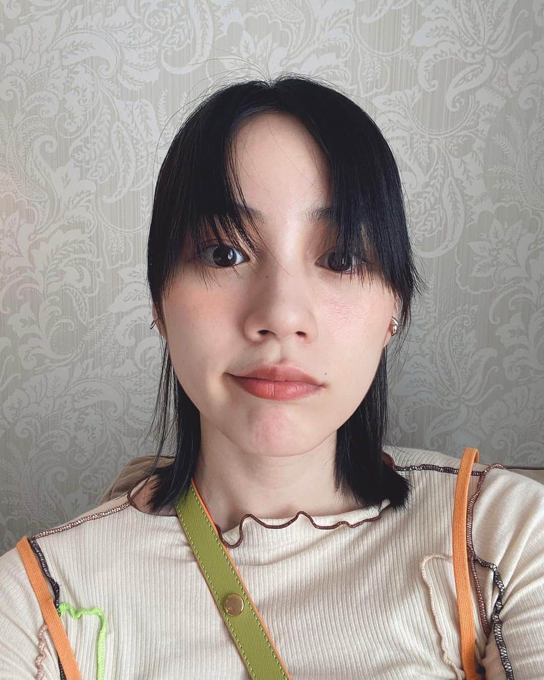のん（能年玲奈）のインスタグラム：「この間の締め切り追い込み旅行。 楽しくて自撮りしたよー！ PURSUEのキャップずっとかぶってた。私は白にパープルがお気に入り👒🫶」