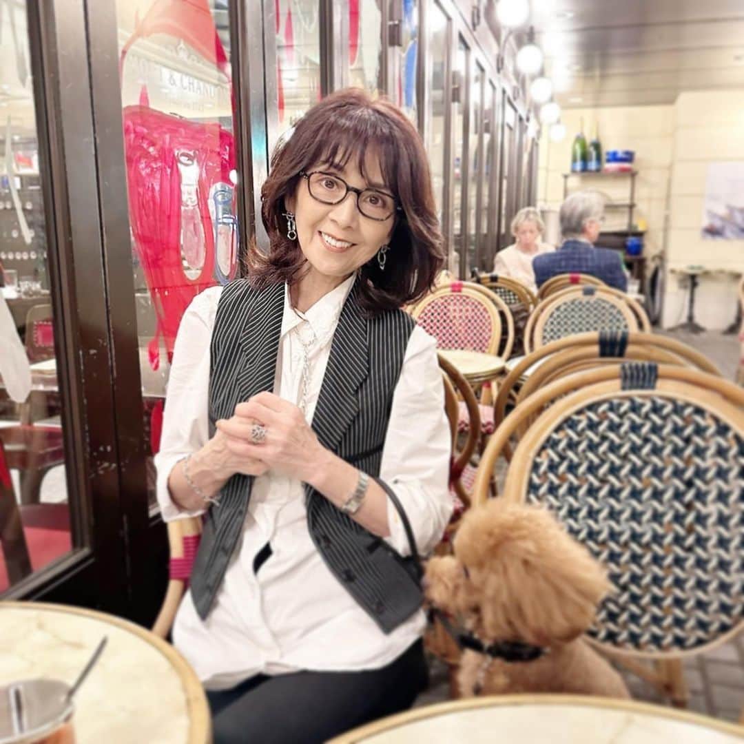 のインスタグラム：「お参りのあとの 小休止☕️  　  #柏木由紀子ファッションクローゼット 好評発売中！ #楽天ブックスファッション部門1位獲得 #発売前重版 #坂本九音楽事務所 #坂本九 #坂本九柏木由紀子 #シニアファッション #シニア世代のファッション番長 #75歳 #70代コーディネート #60代コーディネート #50代コーディネート #柏木マダム #カシワギマダム #由紀子巻き #60代ヘアスタイル」