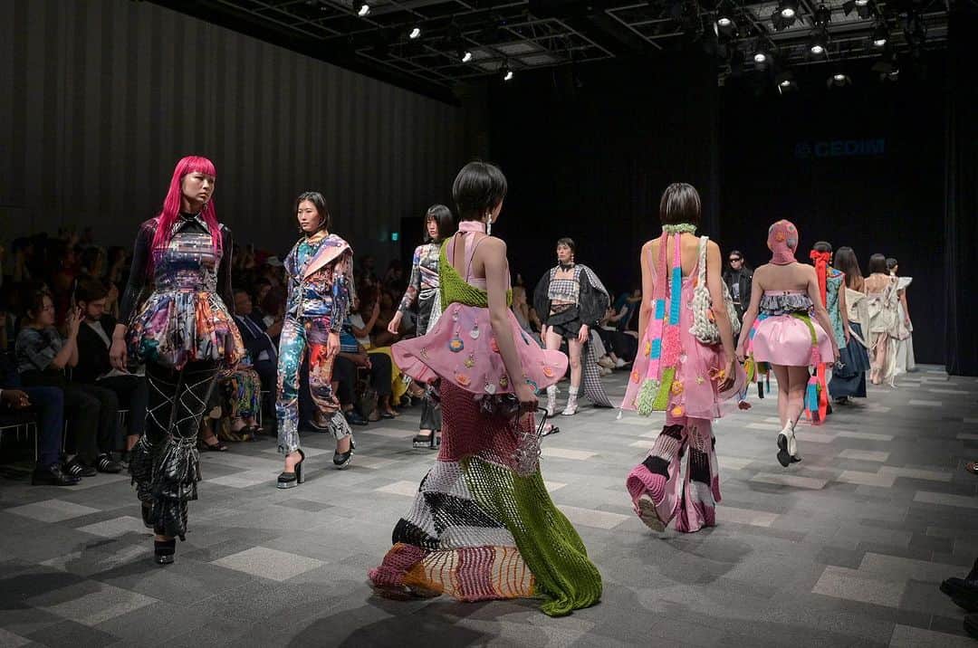 ベルエポック美容専門学校（原宿）さんのインスタグラム写真 - (ベルエポック美容専門学校（原宿）Instagram)「✨≪原宿コラボレーション≫ Rakuten fashion Week TOKYO✨  Rakuten fashion Week TOKYO にて、ベルエポック4校の学生がモデルさんのヘアメイクを担当しました！ @rakutenfwt  @belle_harajuku  @tokyo_belle  @sapporobelle  @fukuoka_belle   Rakuten fashion Week TOKYO  とは、世界の都市で開催されているファッションの祭典のことです💫注目のデザイナーズブランドが最新コレクションを発表しました！  世界のファッションウィークの中でも歴史性、話題性から情報発信力が大きい、パリ、ミラノ、ロンドン、ニューヨーク、そして東京の5都市で行われるものは「5大ファッションウィーク」と呼ばれ、大きな影響力を持っています！  原宿ベルエポックでは年間現場件数は2400件！1人平均25カ所の現場に参加することができます!  原宿ベルエポックのパンフレット資料請求はトップページのURLから☝️  #ベルエポック美容専門学校 #原宿 #美容 #学生 #ヘアアレンジ #ヘアセット #ヘアメイク #ヘアメイクアーティスト #トータルビューティ #メイク #コスメ #高校生 #原ベル #原宿ベル #美容学生 #楽天ファッションウィーク #楽天  #ファッション #미용스타그램 #헤어메이크업　#hairstyle #hairmake #makeup #beautyschool」9月25日 9時34分 - belle_harajuku