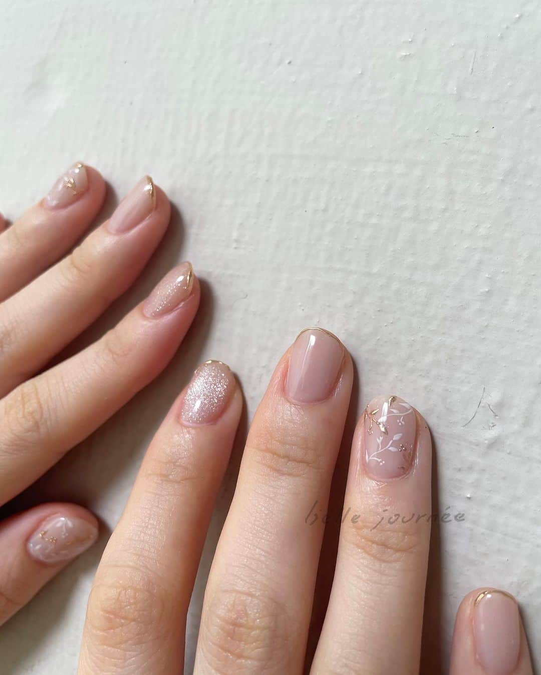 のインスタグラム：「Bridal nail🕊#リーフ刺繍ネイル 担当:@maika__y ⁡ ˗˗˗˗˗˗˗˗˗˗˗˗˗˗˗˗˗˗˗˗˗˗˗˗˗˗˗˗˗˗˗˗˗˗˗˗˗˗˗˗˗˗ ⁡ ◎パラジェル追加料金なし ⁡ ◎フィルイン(一層残し)施術可 　※担当指名必須 ⁡ ◎ハンド&フット、ネイル&アイメニュー同時施術可 ⁡ 　 ⁡ ⁡ Amelie & Cachette 渋谷駅徒歩8分 渋谷パルコから徒歩2分 ⁡ 渋谷区神南1-15-8ひきだしのような家に3階☎︎03-3461-7060」
