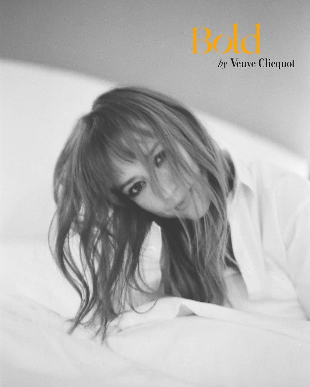 カリーヌ・ヴァナッスのインスタグラム：「What did being Bold mean in 1805… what defines boldness in 2023 ?  Inspired by the audacity and intelligence of Madame Clicquot herself, @veuveclicquot created in 1972 The Bold Woman Award as well as The Bold Future Award in 2014.   Present internationally in more than 27 countries, the program will this week celebrate Canadian women entrepreneurs, leaders and role models that are this year’s finalists to the awards.  I will be my honour to act as Mistress of Ceremonies this Wednesday October 27th, to reveal the winners.  In 1805, in an era when women were excluded from the business world, Madame Clicquot dared to assume the head of the company, a role she undertook with passion and determination.  What does it mean to be Bold in 2023? Our finalists and winners are a great indicator of what the answers to that question could be…  •  Porté par l’audace et le parcours de Madame Cliquot elle-même, @veuveclicquot créait en 1972 le Prix « Bold Woman Award » et ajoutait en 2014 le Prix « Bold Future Award ».  Remis à des femmes au parcours inspirants dans plus de 27 pays, c’est à Toronto cette semaine que seront célébrées les finalistes et gagnantes canadiennes de ces deux prix.  Apres avoir été membre du jury pour l’édition 2022, c’est à titre de Maîtresse de cérémonie que je m’associe fièrement à cette initiative et célébration cette année. 🍾  📷 @gaelleleroyerphotography glam by @leslie_ann_thomson」
