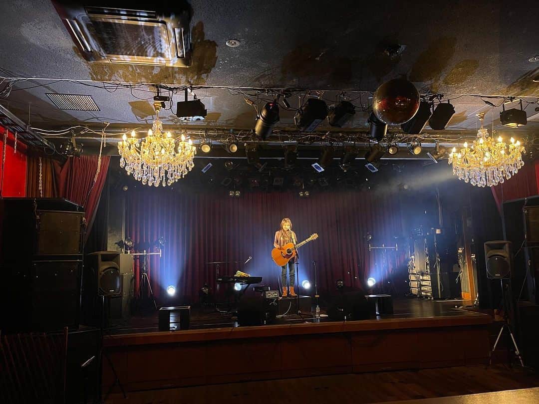 植田真梨恵のインスタグラム：「門出を終えました  昨夜、東京新宿でのこと。 その前の夜、大阪梅田でのこと。 ご来場、心からありがとうございました。  たったひとりのワンマンライブ これは弾き語りでやってるシリーズのライブのこと。今回は5シリーズめ。 今年は4月頭にLAZWARD PIANOのスペシャルエディションを神戸でやって、その4月末いっぱいで長年所属していたレーベルとの契約が終了となったので、 これからどうなることやら、少し休むのか、いやとにかくまずは新しいライブをと、いちばん早く動いて実現できるライブを組んだのが今回の「門出」でした。  それから怒涛のように日が過ぎて、いろんなお仕事も含めグッズ作りや曲作りや、新しい環境の整えとか、 そもそもお客さんがどれくらい来てくれるのかしらと不安に思ったりしながら、 ひとつひとつグッズが出来上がり梱包したり、フライヤーを数えたりしながら、 これまでになく今回こそはまじで間に合わないかもなと思ったりしてて、 大阪の前日夕方頃、ようやくいろんな準備が終わったのでした。  「たったひとりのワンマンライブ vol.5 -門出-」 大阪梅田シャングリラ 2023.9.22(fri)  01.支配者 02.悪い夢 03.Stranger 04.FRIDAY 05.心と体 06.メリーゴーランド (本当はメリーゴーランド5曲目にやるつもりで飛ばした)  07."シグナルはノー 08.EUPHORIA 09.FAR 10.ミルキー 11.ふれたら消えてしまう 12.シンクロ 13.エニウェアエニタイム 14.ハイリゲンシュタットの遺書 15.ユートピア 16.a girl  17.恥ずかしい (pf) 18.黎明 19.センチメンタリズム 20.スペクタクル  en.サイハロー en2.愛おしい今日(客席の西村さん見つけて呼ぶ)  今回はオールスタンディングで弾き語りというストロングスタイルだったんで、お客さんから姿が見えなかったら話にならない申し訳ないと思い、箱馬を持ち込んで身長190センチくらいになって歌った。リハの風景おもしろい。  サイドのステージまえっつらで歌うとこも欲しいと思って、回線増やして下手にもボーカルマイク置いて、何曲かそこで歌えるように。 あと今回は、「恥ずかしい」を歌わなきゃと思ったけどギターでやるとあまりにいいのかよくないのかわからなくて、自宅からキーボード持ち込んで上手に設置。計3本ボーカルマイクがステージ上にある状態になりました。  10曲目のミルキーを前っつらサイドのマイクで歌ってたら、思いがけず大合唱が起き始めてびっくり。みんなすんごい歌詞覚えてるなあ！ そこからみなさん歌う歌うで、なんかほんっとに、4年ぶりくらいにライブをやっているような実感になったのと、声出しできるようになってよかったよと、心から嬉しかったです。 声出し禁止ライブはどうやらすごいしんどかった！ 明日があることも忘れてばんばん歌いました。 当日もほんとにバタバタで、周りの人がたっっくさん手伝ってくれて、凄まじくありがたかった。何よりの誕生日プレゼントでした。 真衣が佐藤さんと物販に立ってくれたのもすごいすごい嬉しかった。  お客さんとの反応のし合いで、すごく新しい弾き語りのライブになったこと。すごくたくさん声を聞かせてくれて、なんかすごく来てる人全員がナチュラルで、しかもハイで、本当にすてきな時間をもらいました。 17,8歳とかの頃の、お客さん4人だったころの日本橋でのライブが頭によぎったりして、ずっと応援してくれてることに驚き、感動しました。素晴らしい誕生日でした。 本当に本当に、どうもありがとう。  文字数がすごいことになってきたので後半、東京編に続く。」